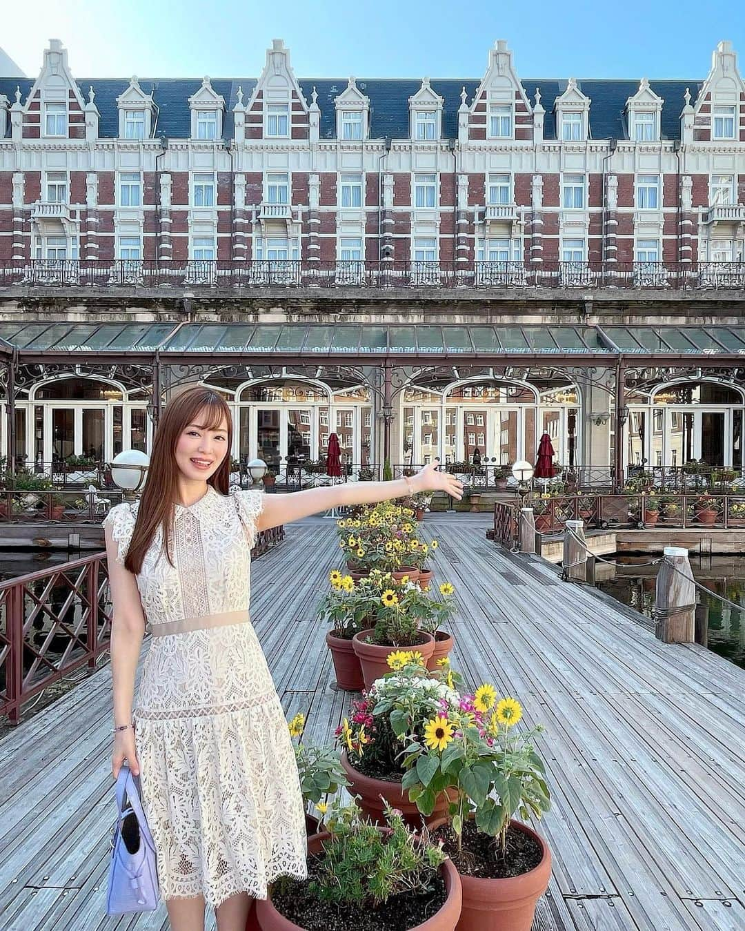 青山智美さんのインスタグラム写真 - (青山智美Instagram)「💖 【 ❤️🇳🇱ハウステンボスの想い出💐❤️ 】 ⁡ ⁡ まだ載せる🎀✨記録用🥰❤️ ⁡ 長崎県っぽいもの食べたくて、 佐世保バーガーと長崎ちゃんぽん🤍🤍 ⁡ 最後のホテルは泊まるか迷った ホテルオークラJRハウステンボス🫶🏻💖🍀 泊まってないけど、綺麗で立派だったから残しとく💕💕 ⁡ ⁡ ♡ ♡ ♡ ⁡ ⁡ あなたとあなたの大切なひとたちが 笑顔で幸せでありますように…💖💖💖 ⁡ ⁡ ⇨ @tomomibeauty ⁡ ⁡ #ハウステンボス #長崎観光  #家族旅行 #オランダ #オランダ旅行 風♡ #ホテルヨーロッパ #ホテルオークラjrハウステンボス  ⁡ ♡ ♩ ♡・♡ ° ♡ ❁ ♡ ✩ ♡° ⑅◡̈*」10月15日 19時21分 - tomomibeauty