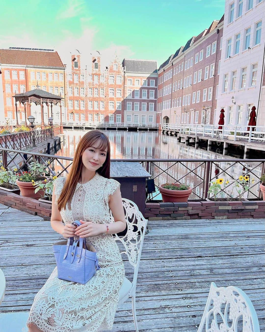 青山智美のインスタグラム：「💖 【 ❤️🇳🇱ハウステンボスの想い出💐❤️ 】 ⁡ ⁡ まだ載せる🎀✨記録用🥰❤️ ⁡ 長崎県っぽいもの食べたくて、 佐世保バーガーと長崎ちゃんぽん🤍🤍 ⁡ 最後のホテルは泊まるか迷った ホテルオークラJRハウステンボス🫶🏻💖🍀 泊まってないけど、綺麗で立派だったから残しとく💕💕 ⁡ ⁡ ♡ ♡ ♡ ⁡ ⁡ あなたとあなたの大切なひとたちが 笑顔で幸せでありますように…💖💖💖 ⁡ ⁡ ⇨ @tomomibeauty ⁡ ⁡ #ハウステンボス #長崎観光  #家族旅行 #オランダ #オランダ旅行 風♡ #ホテルヨーロッパ #ホテルオークラjrハウステンボス  ⁡ ♡ ♩ ♡・♡ ° ♡ ❁ ♡ ✩ ♡° ⑅◡̈*」