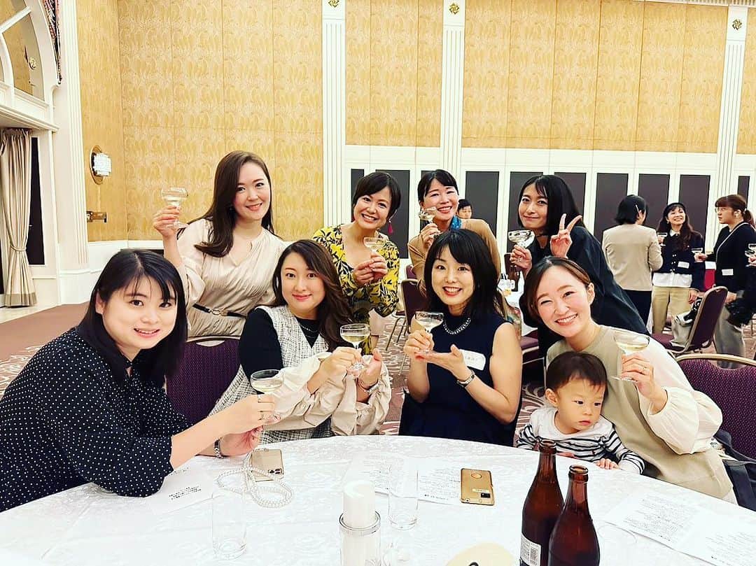 北川まみのインスタグラム：「今日は事務所社長のアナウンサー生活50周年記念パーティに参加させて頂きました✨ 箸にも棒にもかからんド素人だった私に（笑）、たくさんの時間と労力をかけてご指導頂いたおかげで、私の13年間のアナウンサー生活がありました。 泣きすぎて原稿が読めなくなってスタッフさんから箱ティッシュをブースに差し入れてもらった思い出🤣笑笑  アナウンサーとしてどれほど頂点を極められても、ひたすらに技術を磨き毎日の練習を欠かさないと伺ったことがあり、何度も気持ちを引き締めていました😌 そういう方だからこそ、競争の激しい世界で半世紀もの間、第一線で活躍され続けているのだなぁ🥹 50周年、本当におめでとうございます🎊 . 会場となったシェラトン都ホテル大阪は、私が婚礼司会でたくさんお世話になっていた会場で、プランナーさんやキャプテンが声をかけて下さって感激😍 キャー❗️と一瞬であのころに戻り😆、懐かしいお話に花が咲きました🌸 お会いしない間に人生のステージがお互いに変わっている方もいて、何だか感慨深かったなぁ〜🍀写真撮ってもらえばよかった😭  久しぶりにお会いする先輩後輩、関連会社のスタッフさんとか、もーめちゃくちゃ嬉しくて大声出しすぎてて反省😇 👶もまさかの終始お利口さんで付き合ってくれました👏💕 素敵な会を催して下さって、ありがとうございました🙇‍♀️」