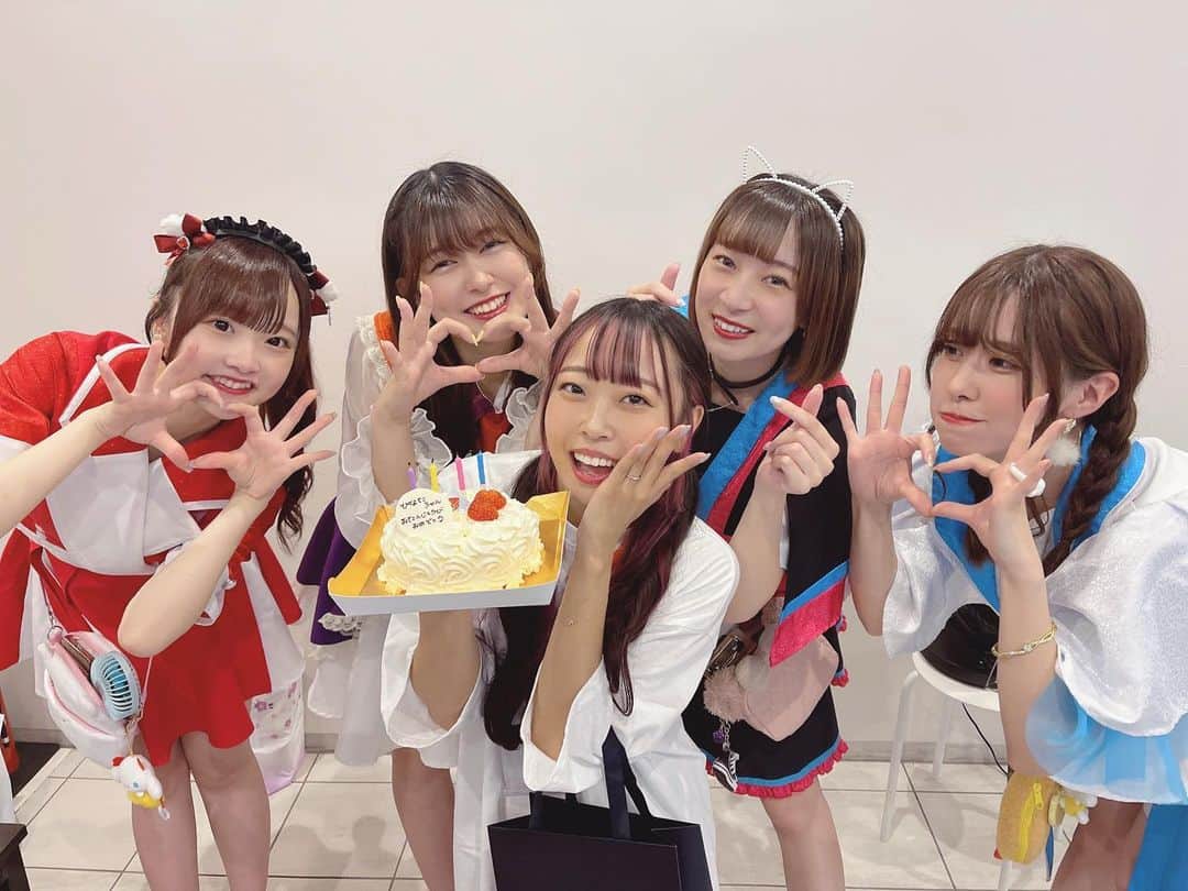 日向結衣のインスタグラム：「. 28歳の誕生日はお手伝いさせてもらってる アイドルちゃん達にお祝いしてもらいました🎂 . 可愛い子たちにお祝いしてもらえて幸せ( ´˘` ) オタク㌠も感謝感謝(ㅅ´꒳` ) . みんなもお祝いメッセージ、ありがとうございました♡ 28歳も頑張るねん💪('ω'💪) .」