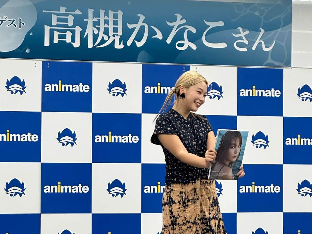 高槻かなこさんのインスタグラム写真 - (高槻かなこInstagram)「写真集発売イベントで初のチェキ会📸 たくさんハート🫶とまるを🙆🏻‍♂️つくった❣️ デビュー前から応援してくれてる方もいたりしてなんだか感慨深いイベントでした〜歴史ありっ。  ベトナムでも着た衣装は @heki_official さんです🤍  #高槻かなこ1st写真集 #夜明け」10月15日 19時32分 - kanako.tktk