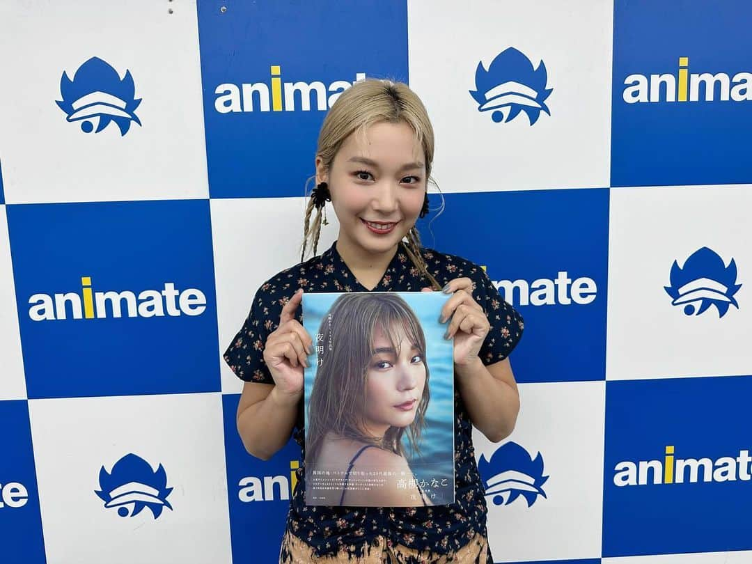 高槻かなこさんのインスタグラム写真 - (高槻かなこInstagram)「写真集発売イベントで初のチェキ会📸 たくさんハート🫶とまるを🙆🏻‍♂️つくった❣️ デビュー前から応援してくれてる方もいたりしてなんだか感慨深いイベントでした〜歴史ありっ。  ベトナムでも着た衣装は @heki_official さんです🤍  #高槻かなこ1st写真集 #夜明け」10月15日 19時32分 - kanako.tktk