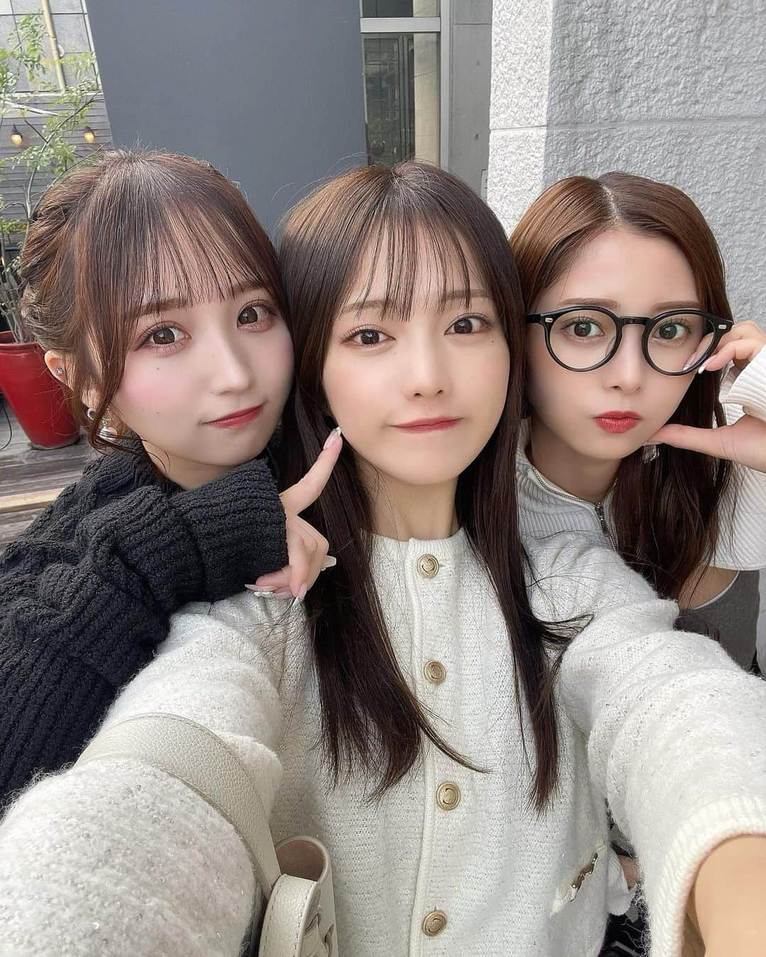 森みはるのインスタグラム：「昨日はなちことあかりちゃんが一緒にすごしてくれた🌷 3人とも10月生まれ🌙 お誕生日の前に髪の毛染めてもらって眉のメンテナンスもしてもらったよ〜🎀」