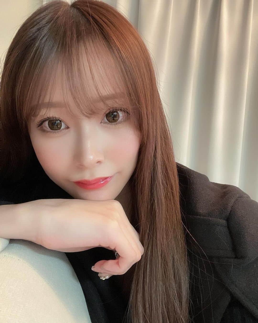 のインスタグラム：「久々自撮り🐈‍⬛♡ 束間まつ毛盛れるし最近ハマってる🐈‍⬛ まつ育頑張ってるからかなりまつ毛伸びてきた〜🐈‍⬛🐈‍⬛🐈‍⬛ﾙﾝﾙﾝ  #selfie」