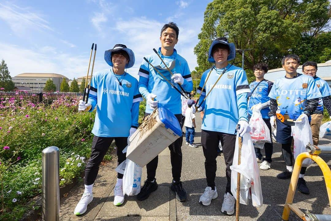 チョン・ソンリョンのインスタグラム：「昨日はフロンターレファミリーとスタジアム周辺の公園とかの清掃活動をしました！ 貴重は時間でした！ ゴミはゴミ箱に😊 お疲れ様でした #sdgs」