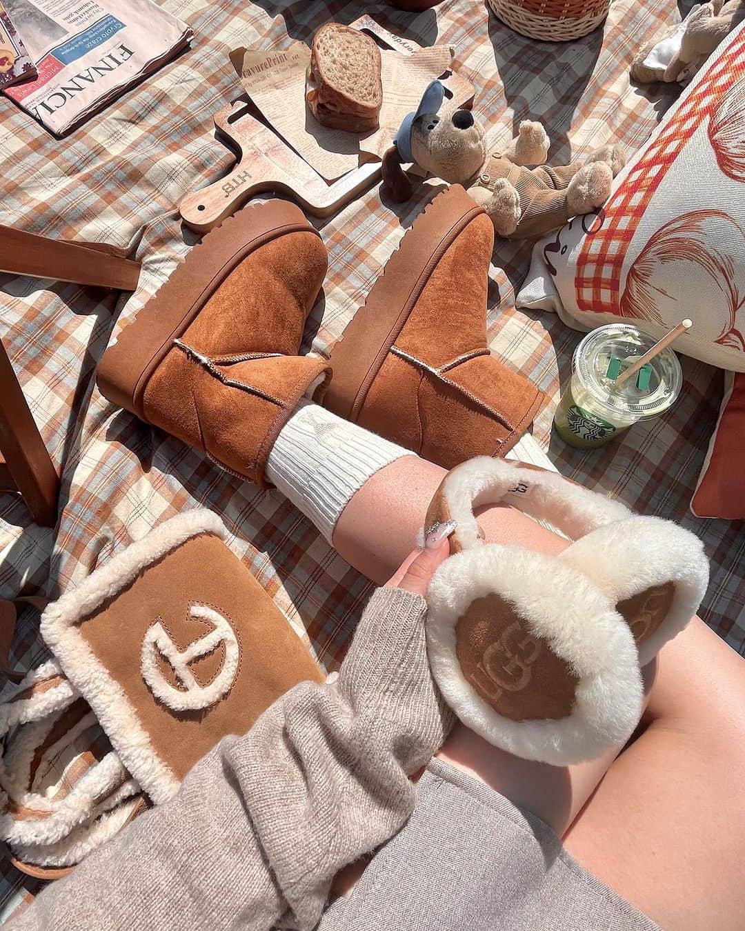 のインスタグラム：「🐏🍂 . 秋の支度...🤎 . モコモコアイテムを取り入れて 冬も乗り切るっ🎶 . 最近買ったお気に入りアイテムたち🐻 お友達にも褒められたコーデ🫣💕 . 秋冬にヘビロテ間違い無しアイテムたち☕️🫧 . #ムートン #ugg #耳当て #イヤーマフラー #telfar #Autumn #grl #grl購入品 #grlコーデ #グレイル #グレイル購入品 #グレイルコーデ #ベージュコーデ #えりんコーデ #えりんこヘアアレンジ」