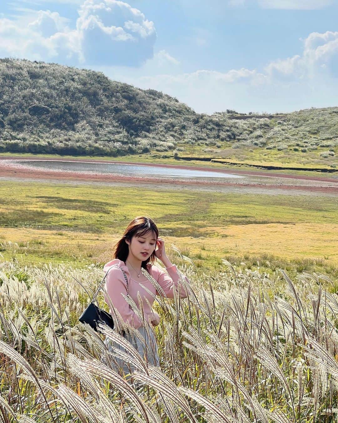 福山絢水のインスタグラム：「熊本帰る度に行く草千里🌾  阿蘇の空と自然を見渡せるここが大好き~ 乗馬もやってた!!🐴  阿蘇まで初めてお姉ちゃんとドライブしたけど、 私の運転怖いからって運転させてくれなかった😒笑」