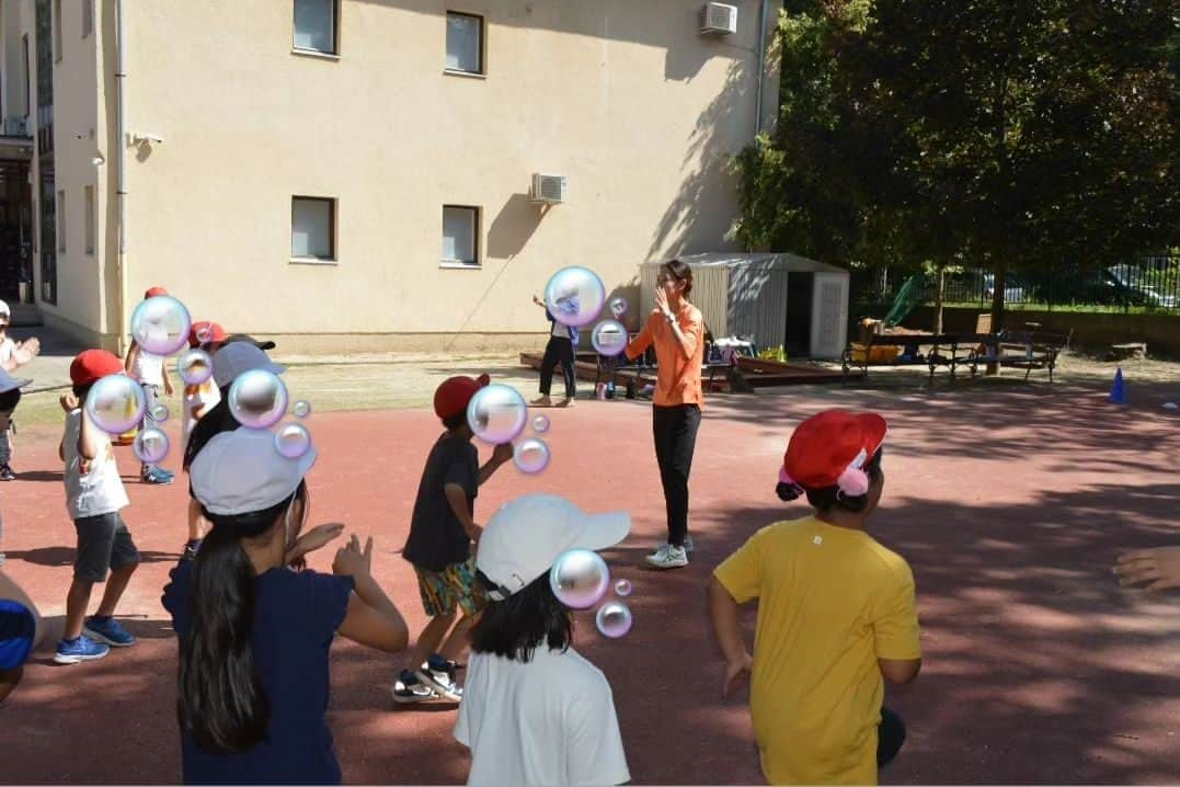 福島千里さんのインスタグラム写真 - (福島千里Instagram)「【世界陸上ブダペスト】 日本人学校に行かせていただきました！ 少しの時間ではありましたが、一緒に走ることができてうれしかったです。 そして、SEIKOさまから世界陸上のチケットをご提供いただき、日本人学校の方をご招待させていただきました。 競技場で生徒さんとお会いでき、声をかけてもらえたこととってもうれしかったです！ 改めまして、貴重なお時間をいただいたブダペスト日本人学校の皆さま、チケットをご提供くださったSEIKOさまに心より感謝申し上げます🫧」10月15日 19時30分 - chisatofukushima0627