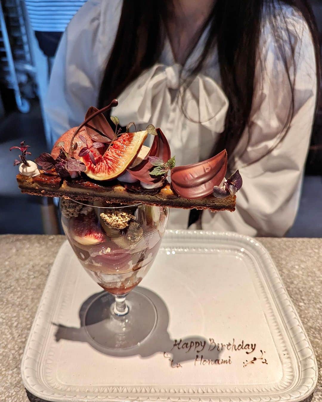 瀧口杏耶さんのインスタグラム写真 - (瀧口杏耶Instagram)「@patisserie.asakoiwayanagi 🍁 * パルフェビジュー モンブラン パルフェビジュー　フィグ * @hona_09 ちゃんのお誕生日お祝いで来たよ〜🥰 出会ったのは大学生の頃Tiara Girlのイベントで。 ほなちゃんは大学生の頃から時が止まっているのかと 思うくらいずっと可愛らしくて、ずっと推し🥹🫶 * 今年の栗パフェは柑橘ソースでの味変もあり、 爽やかさや軽やかさもある構成。 オーダーしたドリンクとは別に出てきた 葡萄山椒のお茶とのマリアージュが素晴らしかった...🥹  いちじくパフェのアーモンドミルクジェラートが 最近食べたジェラートの中でトップクラスに好み🤍 赤ワイン煮や紅茶煮されたパーツがいくつか あったので、フレッシュいちじくだけじゃなくて ブリュレされたものがあったらさらに好みだったかも😌 * かれこれ6年ちょい、毎月通っているのに 初めてお誕生日プレートを依頼した🎂🤍 プレートごと変わるって知らなくて私もびっくり😳✨ * 好きなモノ・コトは多くないし 飽きっぽいところもあるけれど、 その分好きなお店にはずっと通うし 好きな人もずっと変わらない。 そんな自分の生き方が好きだな〜と思う今日この頃。 * #アサコイワヤナギ#モンブランパフェ#いちじくパフェ#等々力カフェ#等々力グルメ#秋スイーツ#秋パフェ#パフェ#パフェ活#東京パフェ#パフェ好き#あやパフェ#asakoiwayanagi」10月15日 19時30分 - aya_0429