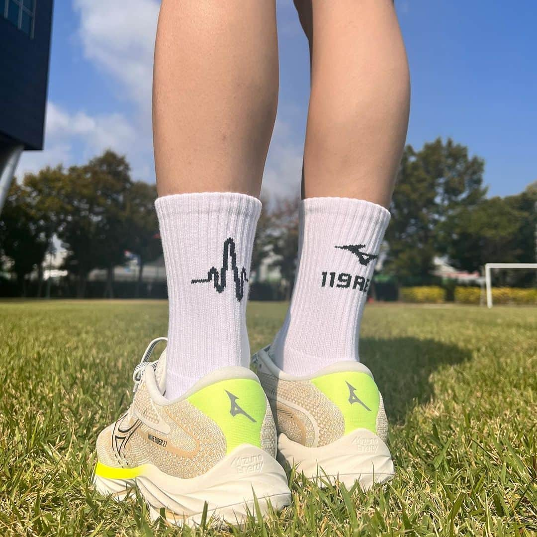 イ・ミナさんのインスタグラム写真 - (イ・ミナInstagram)「119REO X MIZUNO [BRAVE MOMENT FOR] 여러분에게 용기가 필요한 순간은 언제인가요? 그 순간을 위해 몸과 정신을 강하게 단련해본 경험이 있으신가 요?! 선수인 저는 아마 매일 매일을 이런 경험들로 채워나가고 있는 것 같습니다. 119REO라는 브랜드와 미즈 노가 “용기가 필요한 순간을 위해 몸과 정신을 단련하고 강하게 한다.”라는 메시지를 담은 BRAVE MOMENT FOR 라는 슬로건으로 협업 제품을 발매했다고 합니다. 소방관분들은 쉬는 날 없이 언제나 현장을 위해 평소에도 몸과 정신을 단련하는데, 이런 좋은 취지에서 시작 된 협업이 너무 의미 있는 것 같아 저도 착용해보았습니다. 앞으로도 이런 좋은 콜라보레이션은 계속 되었으 면 좋겠습니다~! #bravemomentfor #199reo #미즈노  #서로가_서로를_구하다 #cpr」10月15日 19時31分 - mina_world_