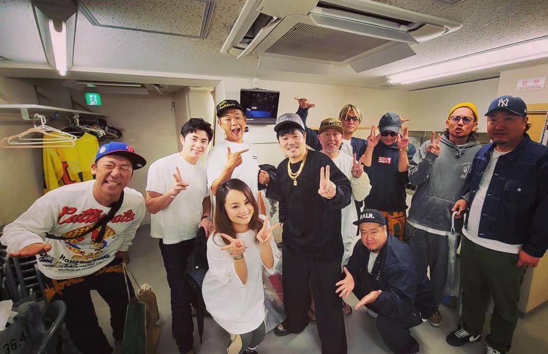 のインスタグラム：「佐田兄のひとり芝居へ  熱演素晴らしかったです！  毎年刺激と興奮と感動をありがとうございます。  俺も頑張らねえと。  ドンゲバビー！」