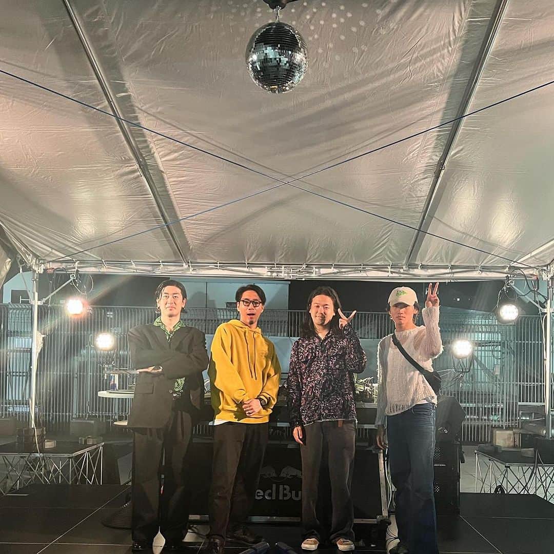 tofubeatsのインスタグラム：「ひさびさの札幌ありがとうございました。ベタなお土産ぜんぶ買って帰ります！」
