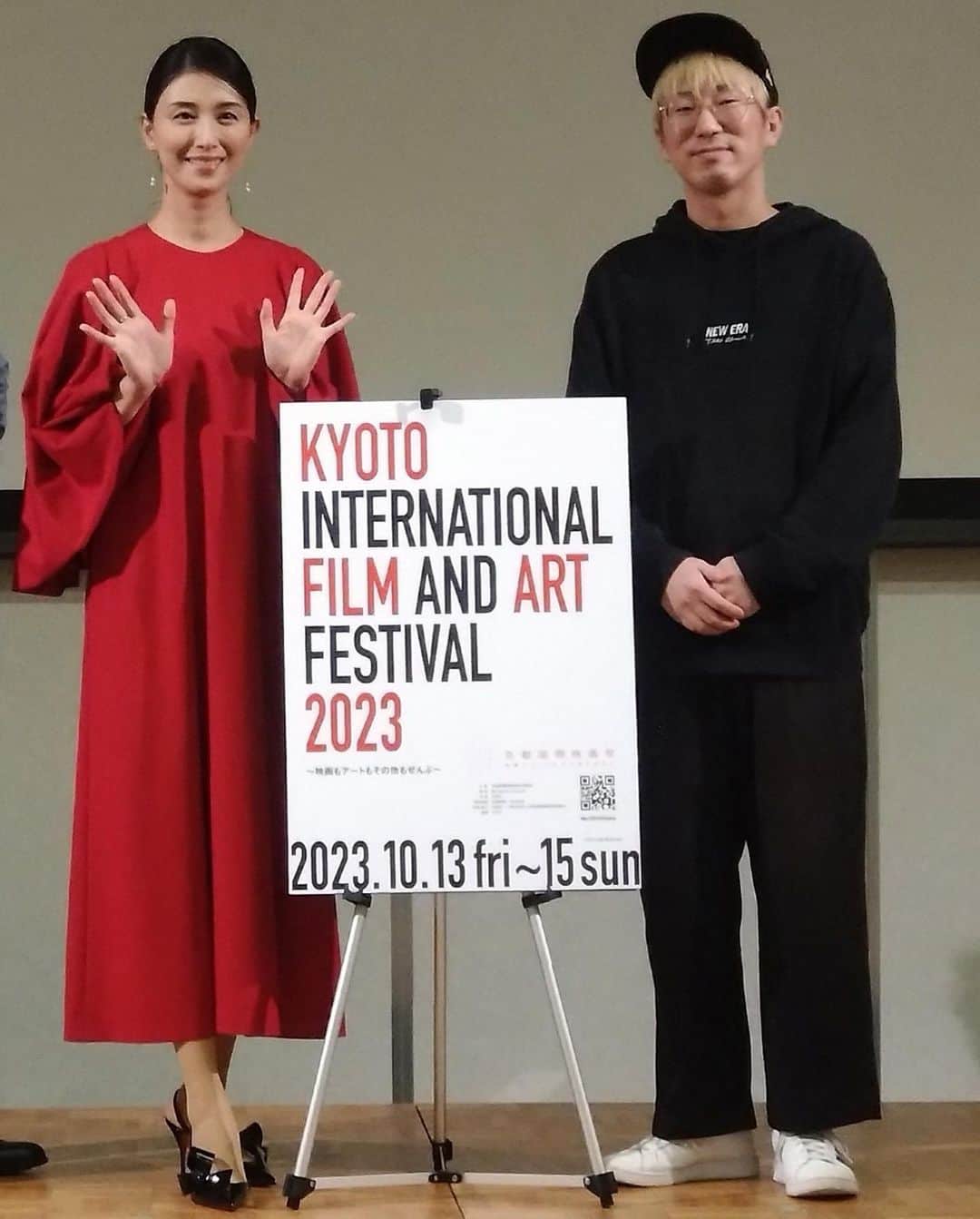 橋本マナミさんのインスタグラム写真 - (橋本マナミInstagram)「#京都国際映画祭 🥰🥰映画　「絆のものがたり」犬童一利監督と登壇してきました☺️撮影は2020年12月！コロナ禍真っ只中でした。人との絆を描いた映画。10月20日より公開🎵東北を舞台にした５つのオムニバス映画です。ぜひご覧ください🥰  ワンピース @adore_jp #pr」10月15日 19時41分 - manami84808