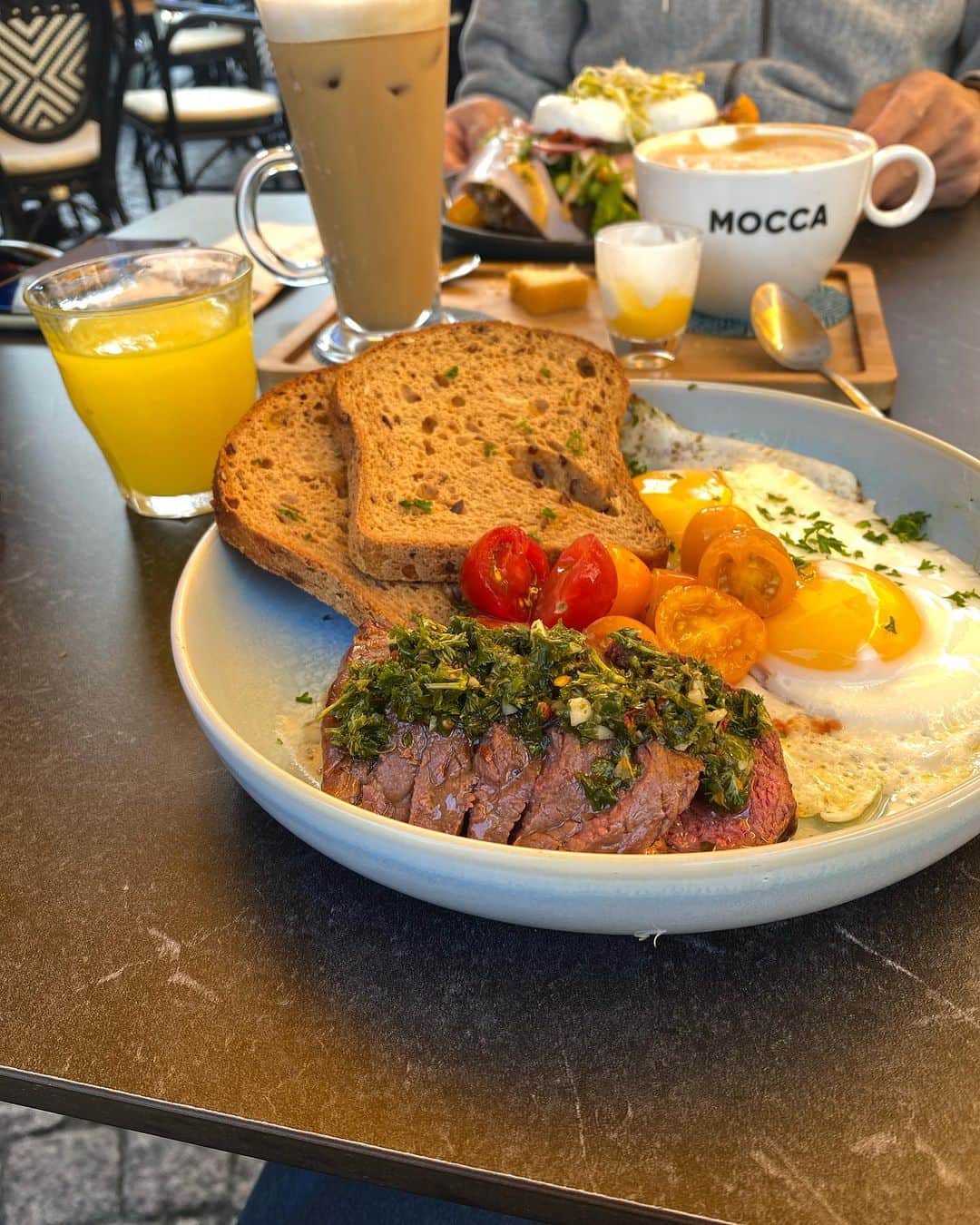 岡村咲のインスタグラム：「🍽️  今日は旅行のvlogを出しました！ 今月頭に、夫と久しぶりの旅行に行って来ました😆  どこに何をしに行ったのかは動画是非ご覧ください♡  #海外移住 #オランダ移住 #海外旅行」