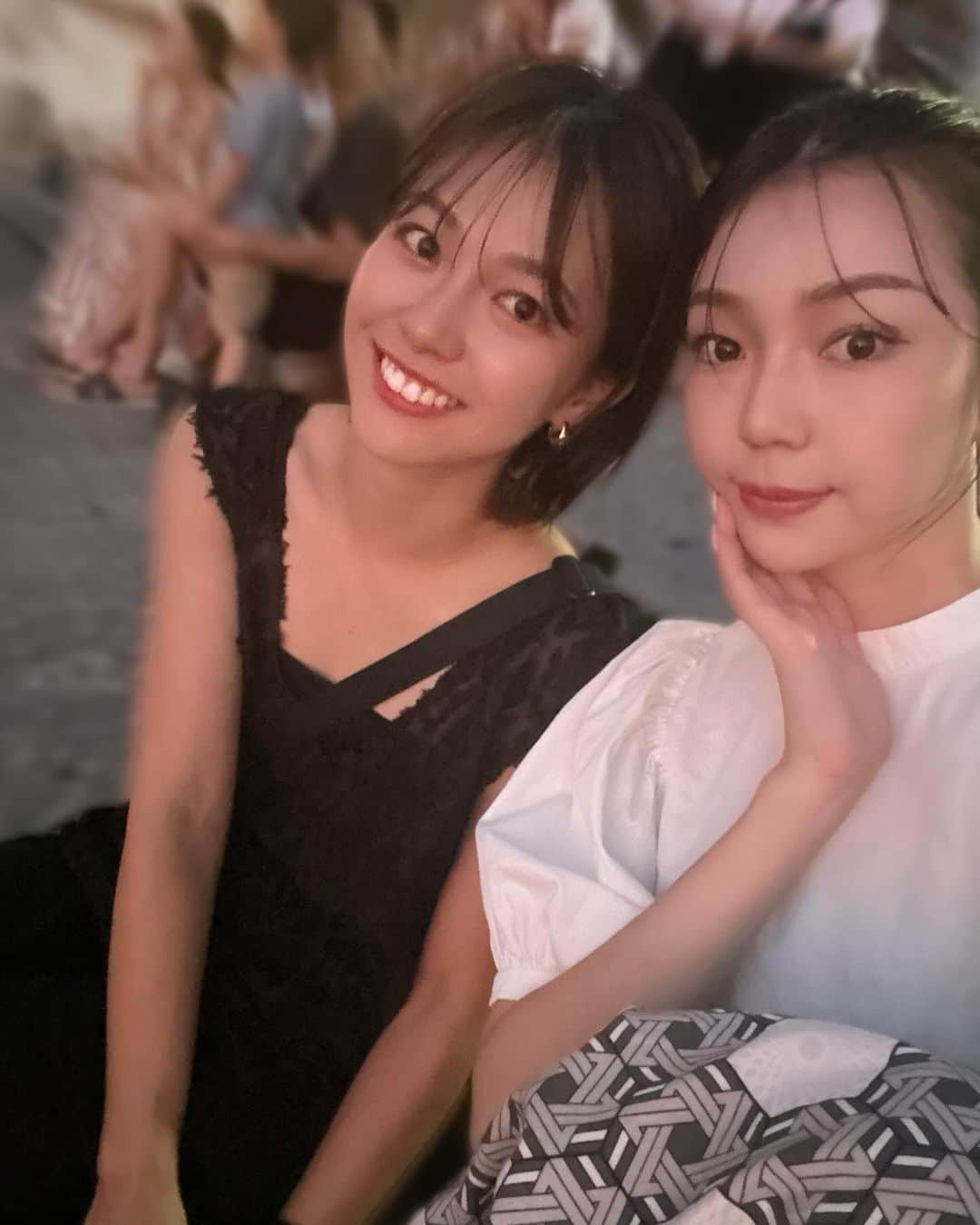 美舞のインスタグラム：「. 🌇☀️ コロコロ表情を変えてくれる夕日は、 何度見ても感情を揺さぶってくれる☺︎！！ . ノープランの親友との旅は、 行き当たりばったりがなんだかんだ成り立つ 私たちらしい旅でした♪♪♪ この日みたいに、最後に素敵な景色が見れる 日々を送ろうね(*˘︶˘*).｡.:*✌️ . #夕日」