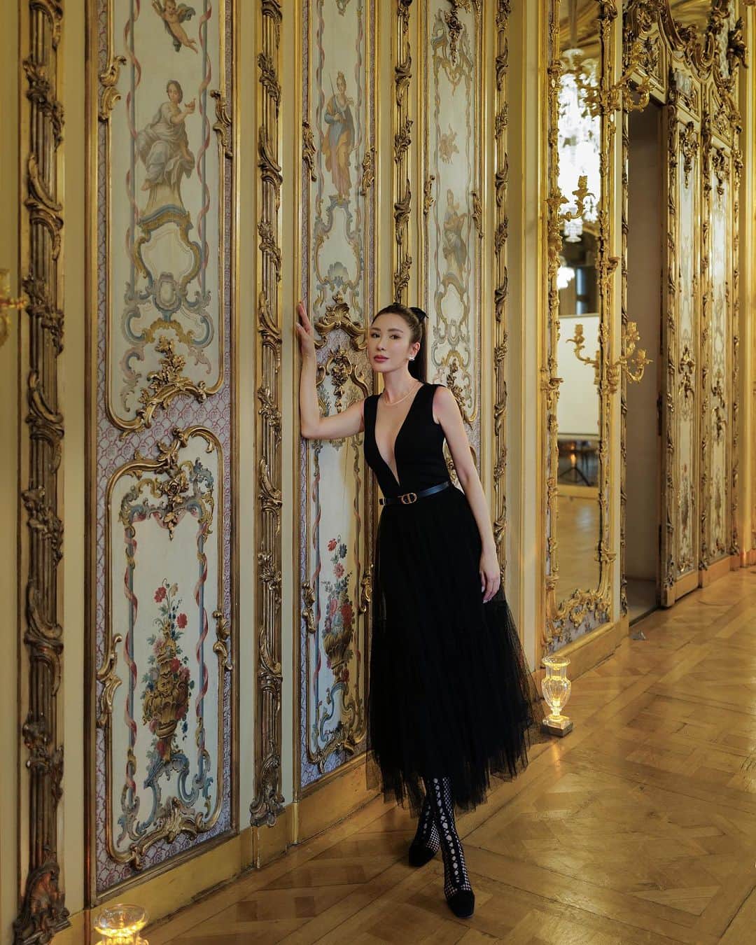 ジェイミー・チュアさんのインスタグラム写真 - (ジェイミー・チュアInstagram)「✨Gilded walls in this 19th century ball room make me wanna do a little Charleston.  This used to be the mansion of Marie-Laure de Noailles during the roaring 1920’s.」10月15日 19時36分 - ec24m