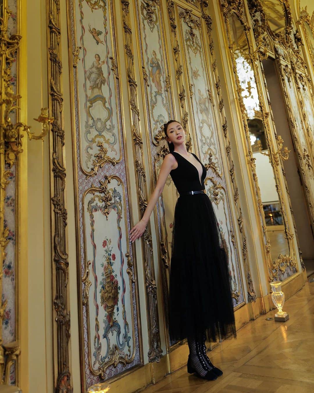 ジェイミー・チュアさんのインスタグラム写真 - (ジェイミー・チュアInstagram)「✨Gilded walls in this 19th century ball room make me wanna do a little Charleston.  This used to be the mansion of Marie-Laure de Noailles during the roaring 1920’s.」10月15日 19時36分 - ec24m