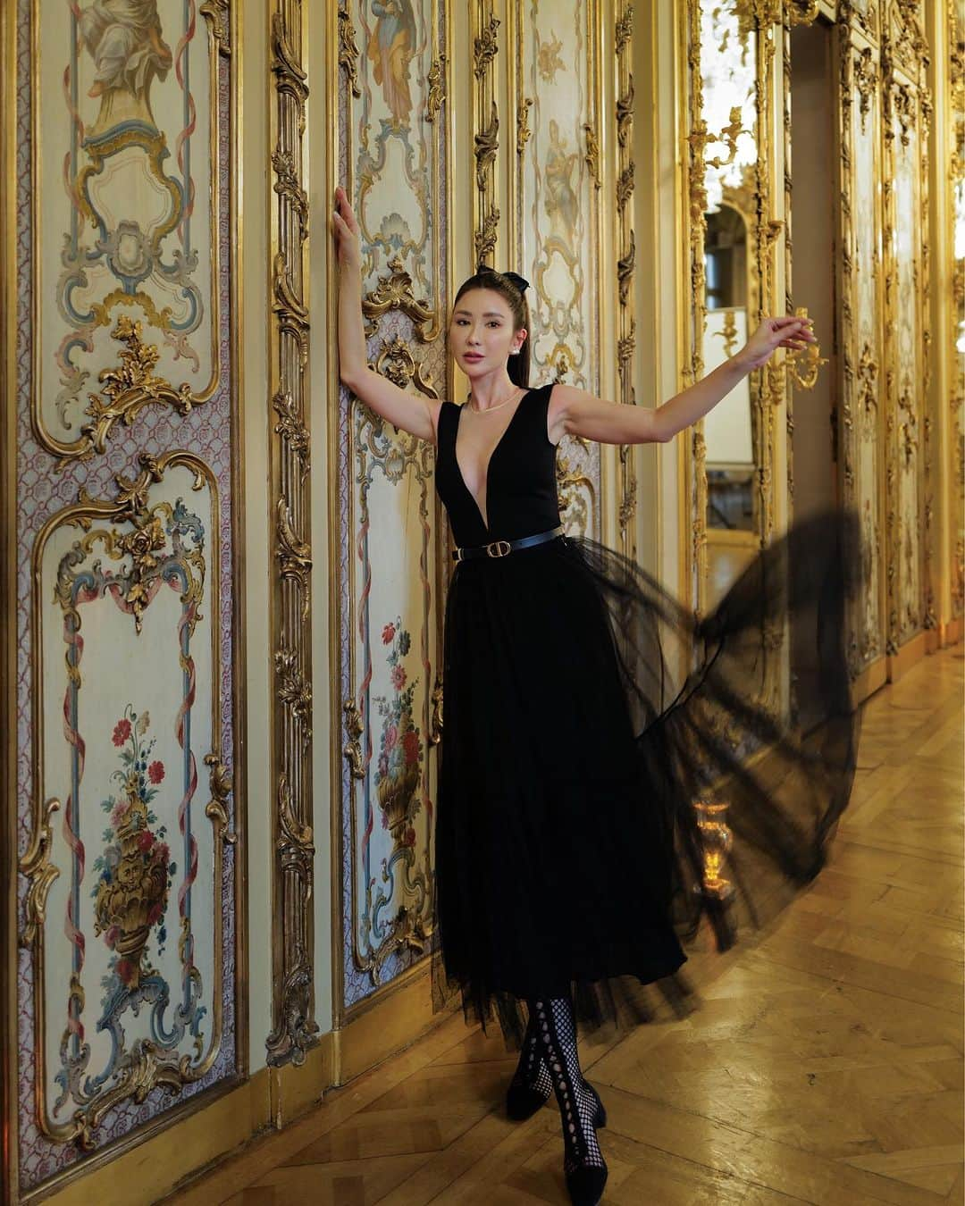 ジェイミー・チュアのインスタグラム：「✨Gilded walls in this 19th century ball room make me wanna do a little Charleston.  This used to be the mansion of Marie-Laure de Noailles during the roaring 1920’s.」