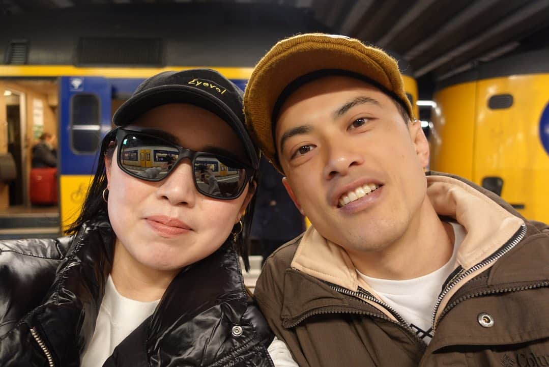 岡村咲のインスタグラム：「💍  本日結婚7周年を迎えました👫 出会いからは10年！  出会った頃と変わらない仲の良さと 年々増していく愛☺️ 素敵な関係をこれからもずっと大切にしていきたいと思います！  尊敬の気持ちと感謝を忘れずに 日々楽しんで過ごせますように🕊️  @hirotomoono_official  本当にいつもありがとう❤️ ジュテーム😘」