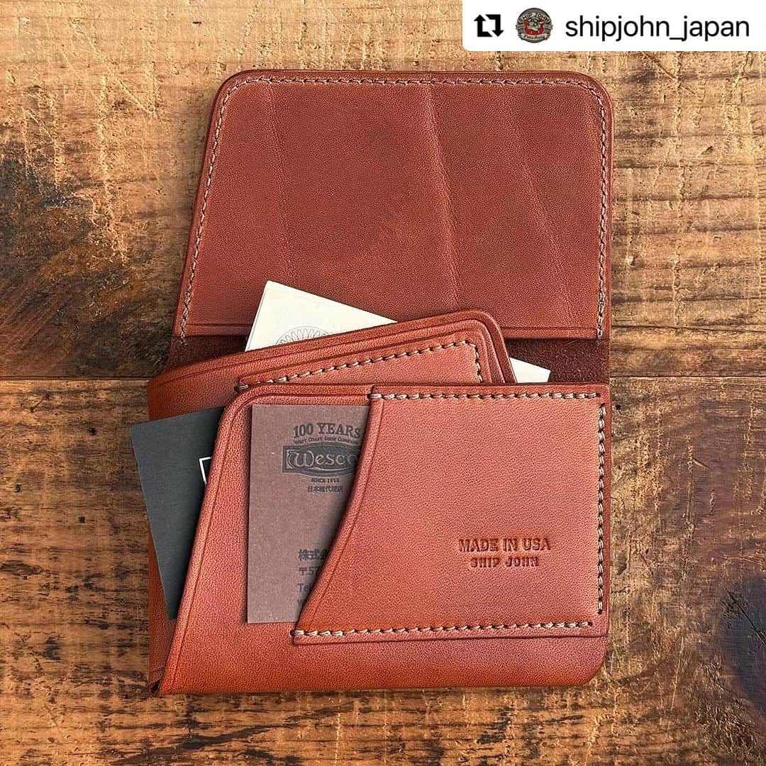 ウェスコさんのインスタグラム写真 - (ウェスコInstagram)「#Repost @shipjohn_japan with @use.repost ・・・ New Arrivals!!  シップジョンの製品ラインナップの中でも人気の「レザーアイテム」 使い勝手の良さはもちろん、耐久性に富んだベジタンカウハイドを使用しているため長期に渡って経年変化を楽しんでいただけます。 財布やベルト、ペンケースなど日常で使用するものに工夫やアイデアを取り入れながら日々製作に取り組んでおり、今回新たなモデルが誕生したのでご紹介します！  "Lil' Gibson Wallet" シップジョンの財布シリーズの中で特に人気の「ギブソン・ウォレット」 元々コンパクトなサイズでしたが、更に手のひらサイズのモデルが登場しました！ 容量は札入れ１ヶ所、カードスロット２ヶ所、フリーポケット１ヶ所。 お札は２つ折りにして収納します。カードスロットは２ヶ所ですが、フリーポケットにも重ねて３〜４枚入ります。薄手で手のひらサイズ故に胸ポケットなどにも収納が可能。 とにかくコンパクトな財布が欲しいという方にオススメな一品です！  "Harrison Card Wallet" こちらも新作の「ハリソン・カード・ウォレット」です。 カードスロットは4ヶ所設けられており、しっかりとカードをホールド。 キャッシュレス化が進む昨今、丁度良い容量ではないでしょうか。 通勤、通学などICカードの収納にも便利でしょう！  "Steinbeck Notebook Sleeve" シップジョンの数あるレザーアイテムの中では真新しい「スタインベック・ノートブック・スリーブ」 B7サイズまで対応しており、メモ帳はもちろんパスポートも収まります。 カードスロットも３ヶ所設けられているためクレジットカードやICカード、名刺などビジネスだけでなく旅行等様々なシーンで活躍してくれそうです！  少量入荷のため一先ずSHIP JOHN JAPAN、オンラインショップにて販売しております。 気になった方はお早めに！ その他アイテムはWESCO Setagayaでも販売しております。関東近郊の方は是非お手に取ってご覧ください！  #shipjohn #wallet #vegtan #vegtanleather #cowleather #shipjohnjapan #wescojapan #handmade #madeinUSA #oregon #portland #workwear #workwearstyle #japan #osaka #tokyo #setagaya」10月15日 19時37分 - wesco_japan