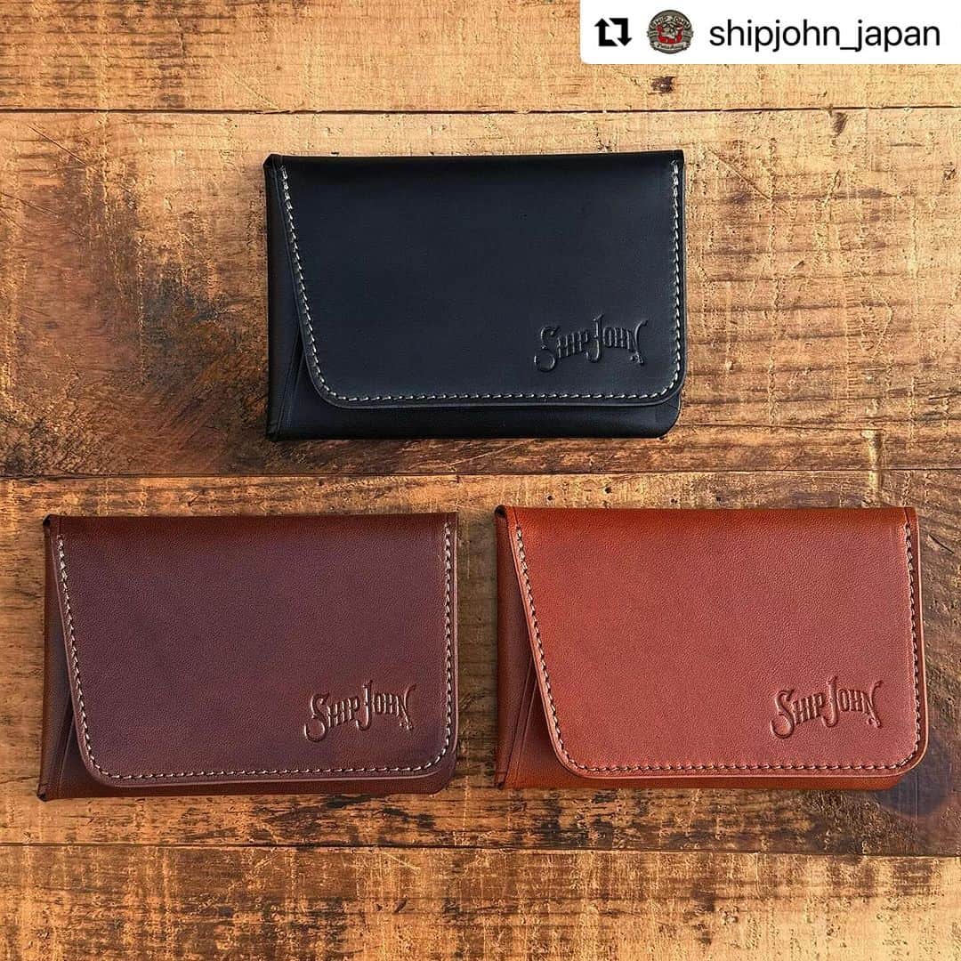 ウェスコさんのインスタグラム写真 - (ウェスコInstagram)「#Repost @shipjohn_japan with @use.repost ・・・ New Arrivals!!  シップジョンの製品ラインナップの中でも人気の「レザーアイテム」 使い勝手の良さはもちろん、耐久性に富んだベジタンカウハイドを使用しているため長期に渡って経年変化を楽しんでいただけます。 財布やベルト、ペンケースなど日常で使用するものに工夫やアイデアを取り入れながら日々製作に取り組んでおり、今回新たなモデルが誕生したのでご紹介します！  "Lil' Gibson Wallet" シップジョンの財布シリーズの中で特に人気の「ギブソン・ウォレット」 元々コンパクトなサイズでしたが、更に手のひらサイズのモデルが登場しました！ 容量は札入れ１ヶ所、カードスロット２ヶ所、フリーポケット１ヶ所。 お札は２つ折りにして収納します。カードスロットは２ヶ所ですが、フリーポケットにも重ねて３〜４枚入ります。薄手で手のひらサイズ故に胸ポケットなどにも収納が可能。 とにかくコンパクトな財布が欲しいという方にオススメな一品です！  "Harrison Card Wallet" こちらも新作の「ハリソン・カード・ウォレット」です。 カードスロットは4ヶ所設けられており、しっかりとカードをホールド。 キャッシュレス化が進む昨今、丁度良い容量ではないでしょうか。 通勤、通学などICカードの収納にも便利でしょう！  "Steinbeck Notebook Sleeve" シップジョンの数あるレザーアイテムの中では真新しい「スタインベック・ノートブック・スリーブ」 B7サイズまで対応しており、メモ帳はもちろんパスポートも収まります。 カードスロットも３ヶ所設けられているためクレジットカードやICカード、名刺などビジネスだけでなく旅行等様々なシーンで活躍してくれそうです！  少量入荷のため一先ずSHIP JOHN JAPAN、オンラインショップにて販売しております。 気になった方はお早めに！ その他アイテムはWESCO Setagayaでも販売しております。関東近郊の方は是非お手に取ってご覧ください！  #shipjohn #wallet #vegtan #vegtanleather #cowleather #shipjohnjapan #wescojapan #handmade #madeinUSA #oregon #portland #workwear #workwearstyle #japan #osaka #tokyo #setagaya」10月15日 19時37分 - wesco_japan