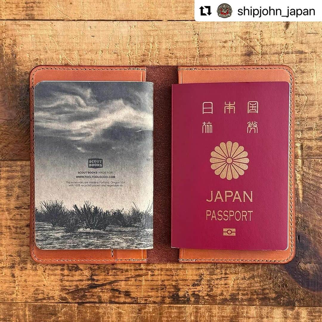 ウェスコさんのインスタグラム写真 - (ウェスコInstagram)「#Repost @shipjohn_japan with @use.repost ・・・ New Arrivals!!  シップジョンの製品ラインナップの中でも人気の「レザーアイテム」 使い勝手の良さはもちろん、耐久性に富んだベジタンカウハイドを使用しているため長期に渡って経年変化を楽しんでいただけます。 財布やベルト、ペンケースなど日常で使用するものに工夫やアイデアを取り入れながら日々製作に取り組んでおり、今回新たなモデルが誕生したのでご紹介します！  "Lil' Gibson Wallet" シップジョンの財布シリーズの中で特に人気の「ギブソン・ウォレット」 元々コンパクトなサイズでしたが、更に手のひらサイズのモデルが登場しました！ 容量は札入れ１ヶ所、カードスロット２ヶ所、フリーポケット１ヶ所。 お札は２つ折りにして収納します。カードスロットは２ヶ所ですが、フリーポケットにも重ねて３〜４枚入ります。薄手で手のひらサイズ故に胸ポケットなどにも収納が可能。 とにかくコンパクトな財布が欲しいという方にオススメな一品です！  "Harrison Card Wallet" こちらも新作の「ハリソン・カード・ウォレット」です。 カードスロットは4ヶ所設けられており、しっかりとカードをホールド。 キャッシュレス化が進む昨今、丁度良い容量ではないでしょうか。 通勤、通学などICカードの収納にも便利でしょう！  "Steinbeck Notebook Sleeve" シップジョンの数あるレザーアイテムの中では真新しい「スタインベック・ノートブック・スリーブ」 B7サイズまで対応しており、メモ帳はもちろんパスポートも収まります。 カードスロットも３ヶ所設けられているためクレジットカードやICカード、名刺などビジネスだけでなく旅行等様々なシーンで活躍してくれそうです！  少量入荷のため一先ずSHIP JOHN JAPAN、オンラインショップにて販売しております。 気になった方はお早めに！ その他アイテムはWESCO Setagayaでも販売しております。関東近郊の方は是非お手に取ってご覧ください！  #shipjohn #wallet #vegtan #vegtanleather #cowleather #shipjohnjapan #wescojapan #handmade #madeinUSA #oregon #portland #workwear #workwearstyle #japan #osaka #tokyo #setagaya」10月15日 19時37分 - wesco_japan