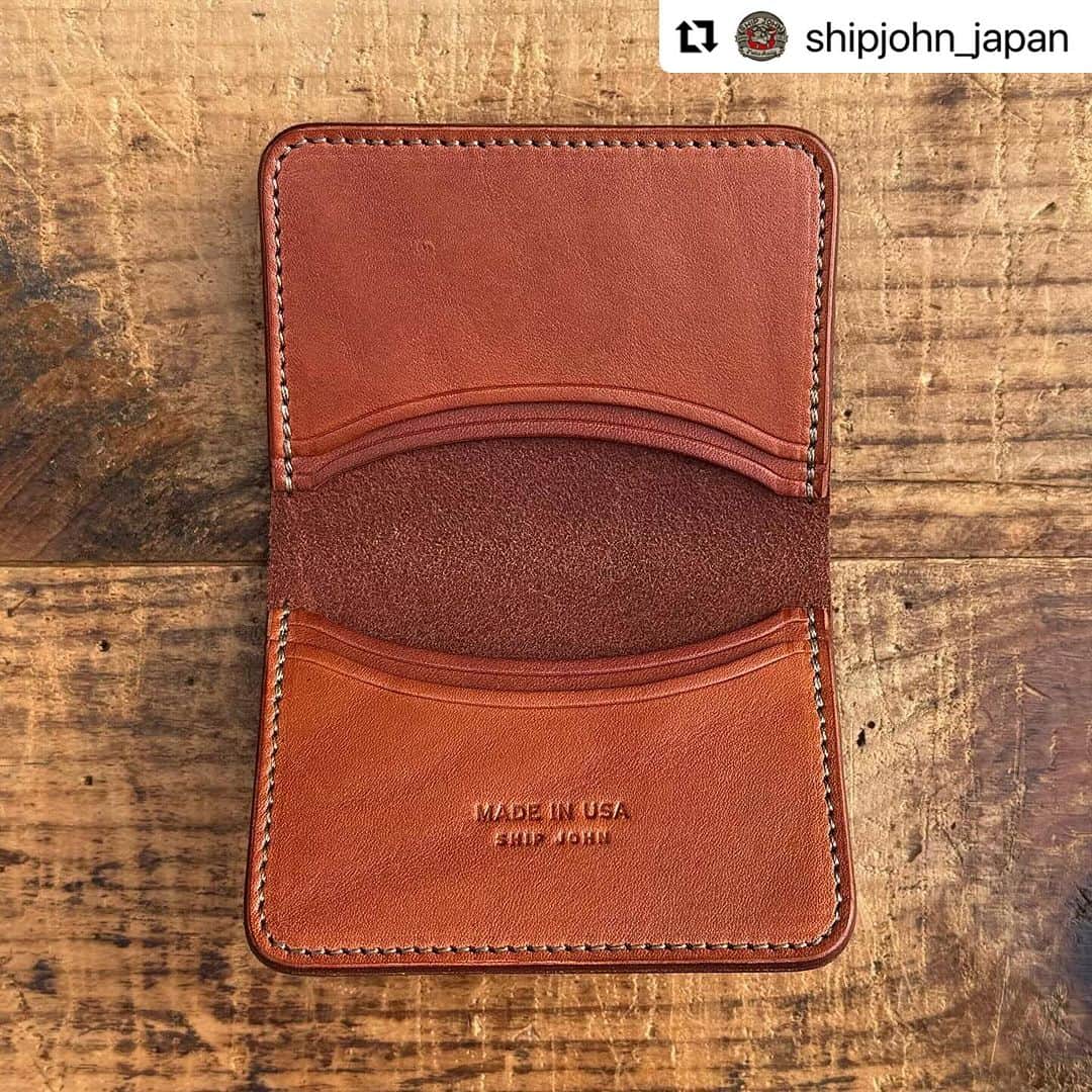 ウェスコさんのインスタグラム写真 - (ウェスコInstagram)「#Repost @shipjohn_japan with @use.repost ・・・ New Arrivals!!  シップジョンの製品ラインナップの中でも人気の「レザーアイテム」 使い勝手の良さはもちろん、耐久性に富んだベジタンカウハイドを使用しているため長期に渡って経年変化を楽しんでいただけます。 財布やベルト、ペンケースなど日常で使用するものに工夫やアイデアを取り入れながら日々製作に取り組んでおり、今回新たなモデルが誕生したのでご紹介します！  "Lil' Gibson Wallet" シップジョンの財布シリーズの中で特に人気の「ギブソン・ウォレット」 元々コンパクトなサイズでしたが、更に手のひらサイズのモデルが登場しました！ 容量は札入れ１ヶ所、カードスロット２ヶ所、フリーポケット１ヶ所。 お札は２つ折りにして収納します。カードスロットは２ヶ所ですが、フリーポケットにも重ねて３〜４枚入ります。薄手で手のひらサイズ故に胸ポケットなどにも収納が可能。 とにかくコンパクトな財布が欲しいという方にオススメな一品です！  "Harrison Card Wallet" こちらも新作の「ハリソン・カード・ウォレット」です。 カードスロットは4ヶ所設けられており、しっかりとカードをホールド。 キャッシュレス化が進む昨今、丁度良い容量ではないでしょうか。 通勤、通学などICカードの収納にも便利でしょう！  "Steinbeck Notebook Sleeve" シップジョンの数あるレザーアイテムの中では真新しい「スタインベック・ノートブック・スリーブ」 B7サイズまで対応しており、メモ帳はもちろんパスポートも収まります。 カードスロットも３ヶ所設けられているためクレジットカードやICカード、名刺などビジネスだけでなく旅行等様々なシーンで活躍してくれそうです！  少量入荷のため一先ずSHIP JOHN JAPAN、オンラインショップにて販売しております。 気になった方はお早めに！ その他アイテムはWESCO Setagayaでも販売しております。関東近郊の方は是非お手に取ってご覧ください！  #shipjohn #wallet #vegtan #vegtanleather #cowleather #shipjohnjapan #wescojapan #handmade #madeinUSA #oregon #portland #workwear #workwearstyle #japan #osaka #tokyo #setagaya」10月15日 19時37分 - wesco_japan