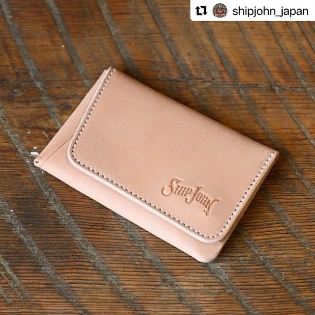 ウェスコさんのインスタグラム写真 - (ウェスコInstagram)「#Repost @shipjohn_japan with @use.repost ・・・ New Arrivals!!  シップジョンの製品ラインナップの中でも人気の「レザーアイテム」 使い勝手の良さはもちろん、耐久性に富んだベジタンカウハイドを使用しているため長期に渡って経年変化を楽しんでいただけます。 財布やベルト、ペンケースなど日常で使用するものに工夫やアイデアを取り入れながら日々製作に取り組んでおり、今回新たなモデルが誕生したのでご紹介します！  "Lil' Gibson Wallet" シップジョンの財布シリーズの中で特に人気の「ギブソン・ウォレット」 元々コンパクトなサイズでしたが、更に手のひらサイズのモデルが登場しました！ 容量は札入れ１ヶ所、カードスロット２ヶ所、フリーポケット１ヶ所。 お札は２つ折りにして収納します。カードスロットは２ヶ所ですが、フリーポケットにも重ねて３〜４枚入ります。薄手で手のひらサイズ故に胸ポケットなどにも収納が可能。 とにかくコンパクトな財布が欲しいという方にオススメな一品です！  "Harrison Card Wallet" こちらも新作の「ハリソン・カード・ウォレット」です。 カードスロットは4ヶ所設けられており、しっかりとカードをホールド。 キャッシュレス化が進む昨今、丁度良い容量ではないでしょうか。 通勤、通学などICカードの収納にも便利でしょう！  "Steinbeck Notebook Sleeve" シップジョンの数あるレザーアイテムの中では真新しい「スタインベック・ノートブック・スリーブ」 B7サイズまで対応しており、メモ帳はもちろんパスポートも収まります。 カードスロットも３ヶ所設けられているためクレジットカードやICカード、名刺などビジネスだけでなく旅行等様々なシーンで活躍してくれそうです！  少量入荷のため一先ずSHIP JOHN JAPAN、オンラインショップにて販売しております。 気になった方はお早めに！ その他アイテムはWESCO Setagayaでも販売しております。関東近郊の方は是非お手に取ってご覧ください！  #shipjohn #wallet #vegtan #vegtanleather #cowleather #shipjohnjapan #wescojapan #handmade #madeinUSA #oregon #portland #workwear #workwearstyle #japan #osaka #tokyo #setagaya」10月15日 19時37分 - wesco_japan