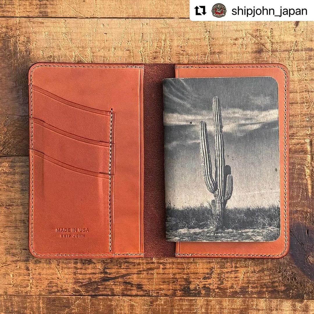 ウェスコさんのインスタグラム写真 - (ウェスコInstagram)「#Repost @shipjohn_japan with @use.repost ・・・ New Arrivals!!  シップジョンの製品ラインナップの中でも人気の「レザーアイテム」 使い勝手の良さはもちろん、耐久性に富んだベジタンカウハイドを使用しているため長期に渡って経年変化を楽しんでいただけます。 財布やベルト、ペンケースなど日常で使用するものに工夫やアイデアを取り入れながら日々製作に取り組んでおり、今回新たなモデルが誕生したのでご紹介します！  "Lil' Gibson Wallet" シップジョンの財布シリーズの中で特に人気の「ギブソン・ウォレット」 元々コンパクトなサイズでしたが、更に手のひらサイズのモデルが登場しました！ 容量は札入れ１ヶ所、カードスロット２ヶ所、フリーポケット１ヶ所。 お札は２つ折りにして収納します。カードスロットは２ヶ所ですが、フリーポケットにも重ねて３〜４枚入ります。薄手で手のひらサイズ故に胸ポケットなどにも収納が可能。 とにかくコンパクトな財布が欲しいという方にオススメな一品です！  "Harrison Card Wallet" こちらも新作の「ハリソン・カード・ウォレット」です。 カードスロットは4ヶ所設けられており、しっかりとカードをホールド。 キャッシュレス化が進む昨今、丁度良い容量ではないでしょうか。 通勤、通学などICカードの収納にも便利でしょう！  "Steinbeck Notebook Sleeve" シップジョンの数あるレザーアイテムの中では真新しい「スタインベック・ノートブック・スリーブ」 B7サイズまで対応しており、メモ帳はもちろんパスポートも収まります。 カードスロットも３ヶ所設けられているためクレジットカードやICカード、名刺などビジネスだけでなく旅行等様々なシーンで活躍してくれそうです！  少量入荷のため一先ずSHIP JOHN JAPAN、オンラインショップにて販売しております。 気になった方はお早めに！ その他アイテムはWESCO Setagayaでも販売しております。関東近郊の方は是非お手に取ってご覧ください！  #shipjohn #wallet #vegtan #vegtanleather #cowleather #shipjohnjapan #wescojapan #handmade #madeinUSA #oregon #portland #workwear #workwearstyle #japan #osaka #tokyo #setagaya」10月15日 19時37分 - wesco_japan