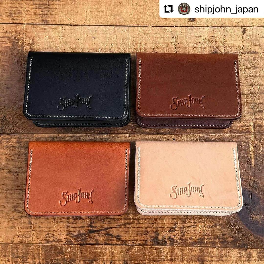 ウェスコさんのインスタグラム写真 - (ウェスコInstagram)「#Repost @shipjohn_japan with @use.repost ・・・ New Arrivals!!  シップジョンの製品ラインナップの中でも人気の「レザーアイテム」 使い勝手の良さはもちろん、耐久性に富んだベジタンカウハイドを使用しているため長期に渡って経年変化を楽しんでいただけます。 財布やベルト、ペンケースなど日常で使用するものに工夫やアイデアを取り入れながら日々製作に取り組んでおり、今回新たなモデルが誕生したのでご紹介します！  "Lil' Gibson Wallet" シップジョンの財布シリーズの中で特に人気の「ギブソン・ウォレット」 元々コンパクトなサイズでしたが、更に手のひらサイズのモデルが登場しました！ 容量は札入れ１ヶ所、カードスロット２ヶ所、フリーポケット１ヶ所。 お札は２つ折りにして収納します。カードスロットは２ヶ所ですが、フリーポケットにも重ねて３〜４枚入ります。薄手で手のひらサイズ故に胸ポケットなどにも収納が可能。 とにかくコンパクトな財布が欲しいという方にオススメな一品です！  "Harrison Card Wallet" こちらも新作の「ハリソン・カード・ウォレット」です。 カードスロットは4ヶ所設けられており、しっかりとカードをホールド。 キャッシュレス化が進む昨今、丁度良い容量ではないでしょうか。 通勤、通学などICカードの収納にも便利でしょう！  "Steinbeck Notebook Sleeve" シップジョンの数あるレザーアイテムの中では真新しい「スタインベック・ノートブック・スリーブ」 B7サイズまで対応しており、メモ帳はもちろんパスポートも収まります。 カードスロットも３ヶ所設けられているためクレジットカードやICカード、名刺などビジネスだけでなく旅行等様々なシーンで活躍してくれそうです！  少量入荷のため一先ずSHIP JOHN JAPAN、オンラインショップにて販売しております。 気になった方はお早めに！ その他アイテムはWESCO Setagayaでも販売しております。関東近郊の方は是非お手に取ってご覧ください！  #shipjohn #wallet #vegtan #vegtanleather #cowleather #shipjohnjapan #wescojapan #handmade #madeinUSA #oregon #portland #workwear #workwearstyle #japan #osaka #tokyo #setagaya」10月15日 19時37分 - wesco_japan