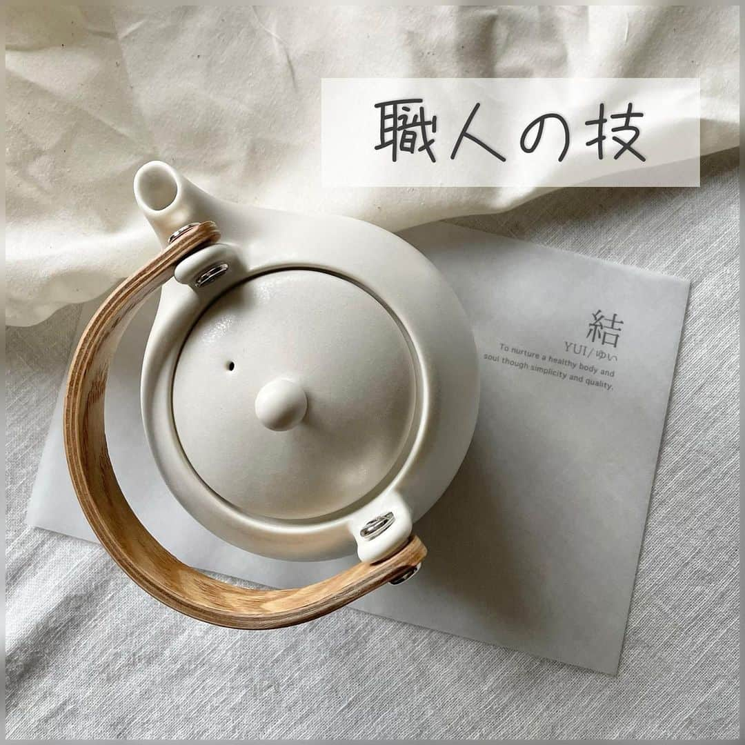 212 KITCHEN STOREさんのインスタグラム写真 - (212 KITCHEN STOREInstagram)「【職人の技】 『結 yui 土瓶・湯呑ギフト SALIU サリュ』 ━━━━━━━━━━━━━━ 丁寧に美しく作られた土瓶と湯飲みが２点セットになったギフトセット。  美濃焼発祥の地、岐阜県土岐市で、熟練の職人がひとつひとつ手作りで作り出されています。  やわらかくしなかやなラインがなんとも言えない美しさのデザインは、どこか優しい気持ちにもなります。  こんな茶器でいただくお茶は、ゆっくりくつろぐお茶時間をより一層愉しむことができそうです。  贈り物としては、もちろん。 自分へのご褒美にも素敵です。  　 ※在庫が流動的なため、欠品の場合がございます。 ※一部、お取り扱いのない店舗がございます。  ▼ストアリンクはプロフィールから! @212_kitchen_store ━━━━━━━━━━━━━━ #212kitchenstore#212キッチンストア#212kitchen#212キッチン#結#土瓶#湯呑み#職人技#ギフト」10月15日 19時38分 - 212_kitchen_store