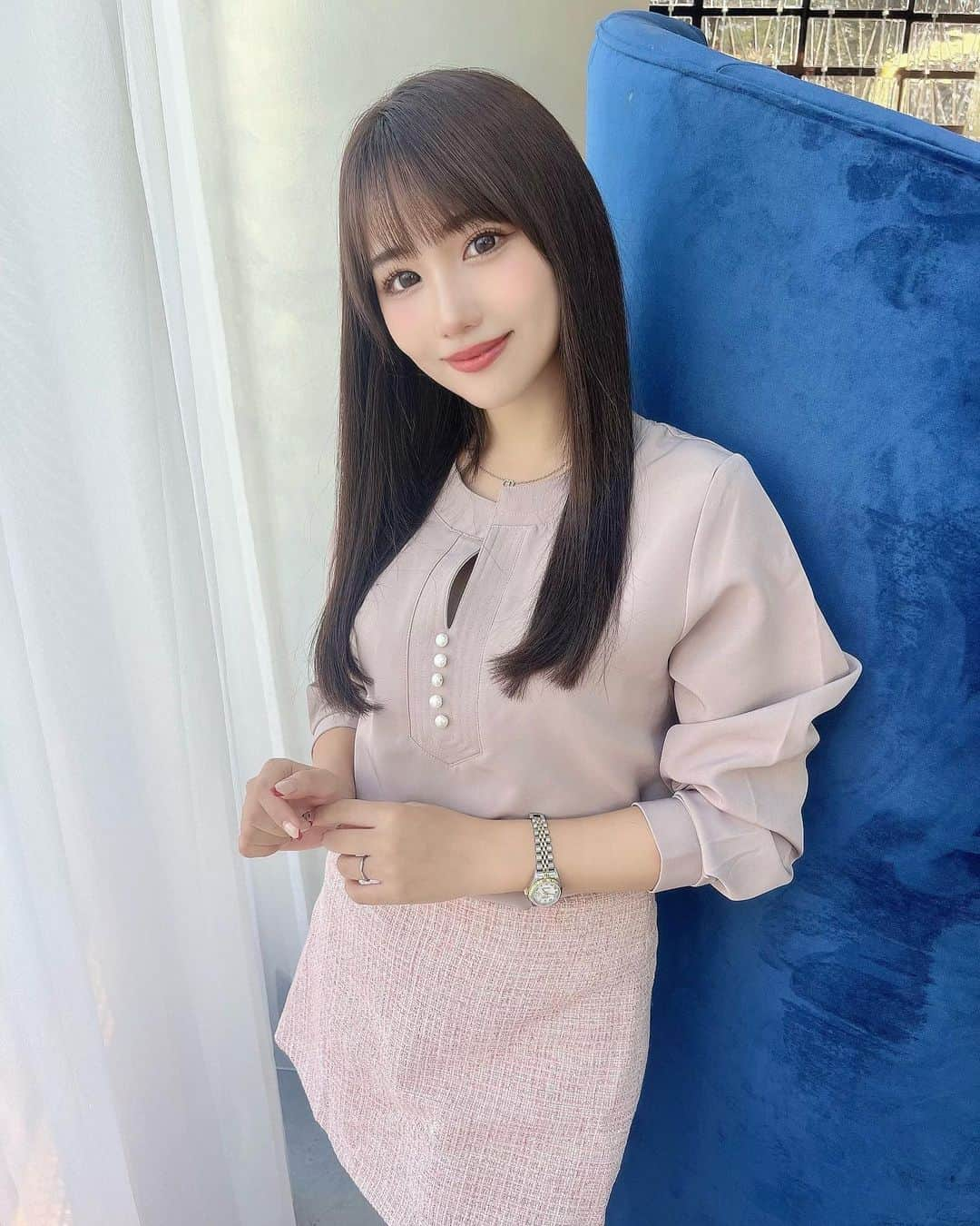 加藤里奈のインスタグラム：「⋆  エクステつけてもらった時の写真❥ 艶々ストレートで大満足！  いつもありがとうございます😊  トップス・スカートともに神戸レタスで購入しました♡  #神戸レタス @kobe_lettuce  #ootd #fashion #instafood #instagram  #hairstyle #outfit #code #instafashion  #ファッション #撮影 #ヘアスタイル #ヘア  #コーディネート #コーデ」