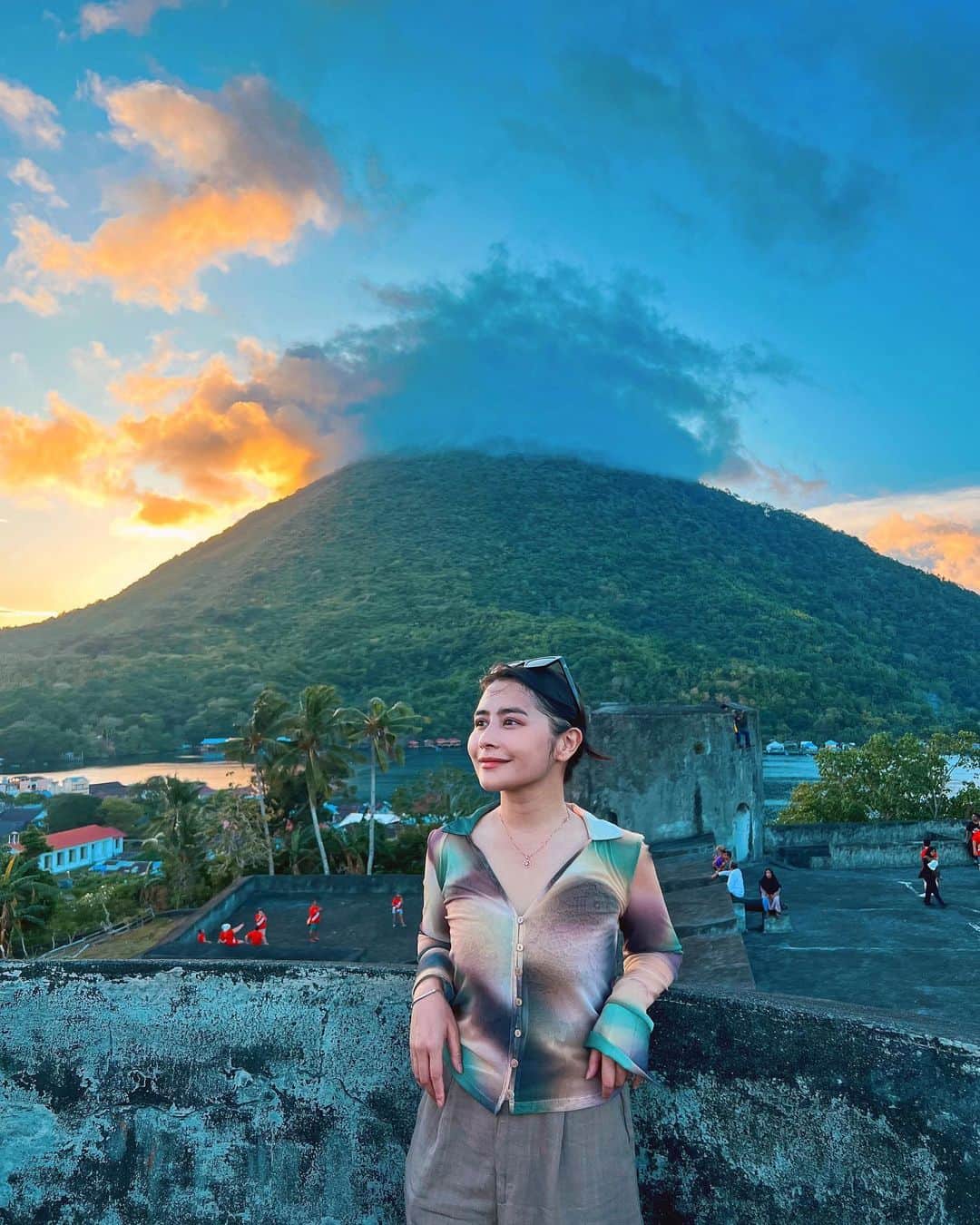 Prilly Latuconsinaのインスタグラム：「Akhirnya terwujud merayakan ulang tahun di bawah langit Banda Neira! Masih gak nyangka akhirnya sampai di sini 🥹 i'm so blessed 🙏🏻🥹」
