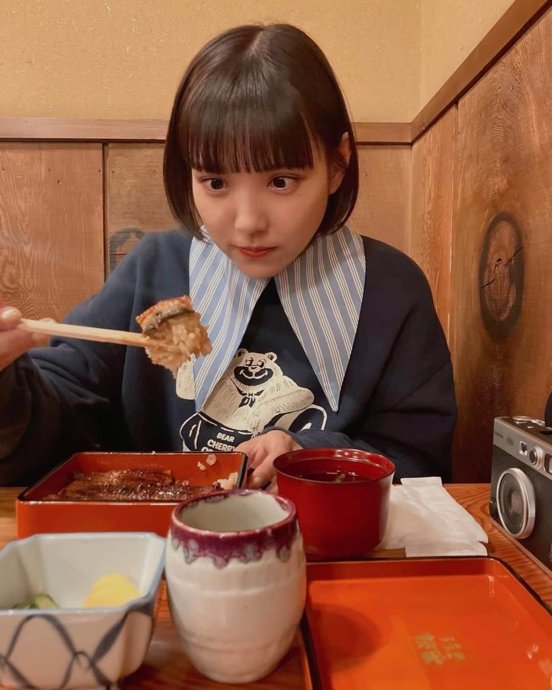 幹葉（スピラ・スピカ）のインスタグラム：「美味しい美味しい一口目👑 #上半期まだ載せとらんかった写真  #ぎゅっとずっとツアー #名古屋公演帰り道 #静岡で寄り道 #幹葉美味しい思い出 #鰻 #うなぎ #うな重」