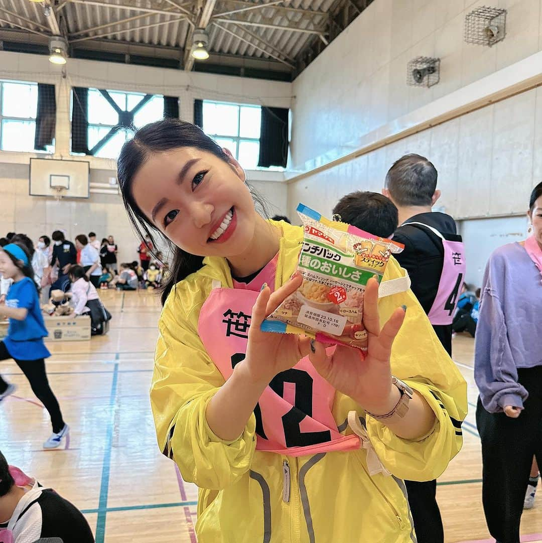 桜雪のインスタグラム：「あいにくの雨ですが 体育館で地区運動会！ パン食い競争ではトップスピードで駆け抜けて一位になりました🤣  #北渋 #笹塚 #笹塚中学校 #笹塚仲町会 #パン食い競争」