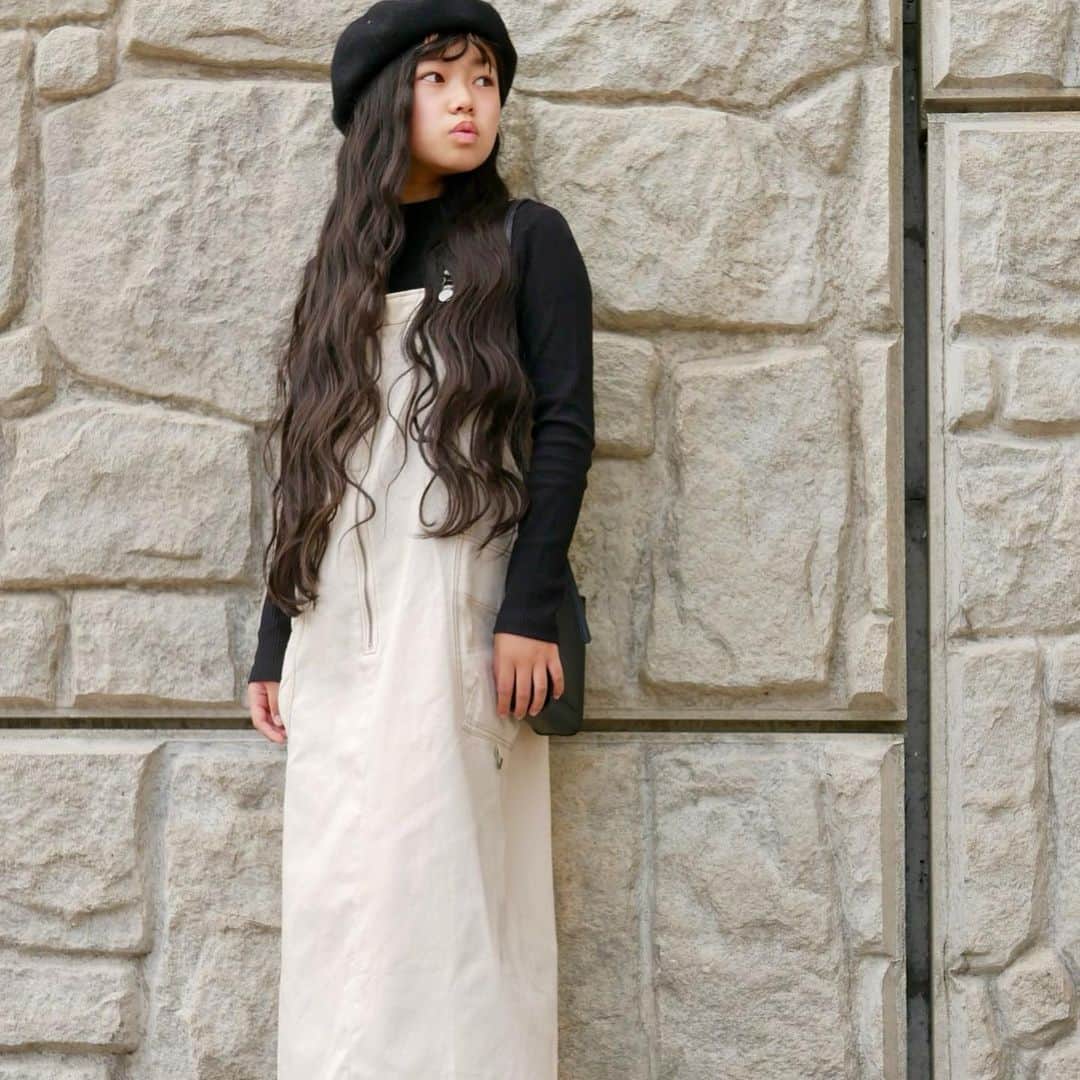 花音さんのインスタグラム写真 - (花音Instagram)「・ #ジャンパースカート 可愛ゆ\(//∇//)\ インナーかえるとガラッとイメージかわるだろうなー♡ ・ ロング丈が大人っぽい雰囲気を出してくれるよねー。 ・ ーーーーーーー @jamandlink_official  ツイルジャンパースカート ¥3,300 ・ ・ ・ #韓国ファッション  #大人カジュアル  ・ ・ ・ トップスsize:150→ @branshes  ジャンパースカートsize:160→ @jamandlink_official  ベレー帽→#branshes  ブーツsize:S→ @momentplus.official  ・ ・ 【身長147/体重38】 ・ ・ #pr  #キッズコーデ #モノトーンコーデ #instagood #ジュニアファッション #kids #低身長コーデ #데일리룩 #ショートブーツ #キレイめコーデ #ベレー帽」10月15日 19時43分 - flowermelodychan