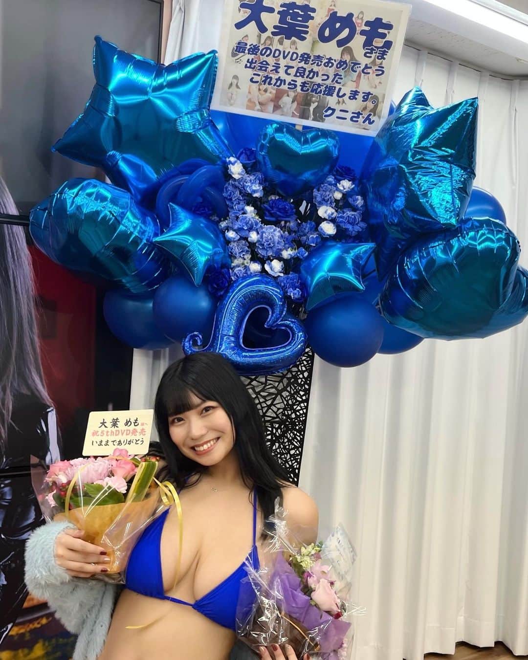 大葉めものインスタグラム：「お花、プレゼント、お手紙、差し入れ。  沢山沢山ありがとう。  会いにきてくれるだけで充分なのに こうしてたくさん贈り物をもらえる。 それだけじゃない 会う前から私を考えて想ってる時間があるだもん、そんな愛おしいことないよ  そこも含めて、こんなこと当たり前じゃない 一つ一つ宝物だよ、本当にありがとう」