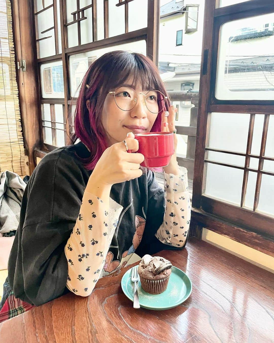 ぱいぱいでか美のインスタグラム：「蓮月さん🪷☕️ . こねくと(火)でお世話になった 池上駅近くにある古民家カフェ「蓮月」さんに 友達と遊びにいきました🪷☕️ (こねくとを毎回聴いてて記憶力の良い方なら覚えてるかもしれない "下北沢のビョーク"と行きました笑) カフェオレとオレオチョコマフィン、 こねくとでもご紹介した「パンチでポンチ」も頂きました🍒 どれもめちゃくちゃ美味しかった〜！ カフェオレはコーヒーの香り高さにうっとりだし マフィンは中までフワフワのホカホカで感動🥹 パンチでポンチは見た目も可愛くて まあるいゼリーが美味しくて……🍹 友達はビール飲んでたんだけど、あまりにも美味しそうで 注ぐところ動画撮ったらグラビアのカメラマンみたいに声かけてました🍻😂  店内の雰囲気もとっても素敵で 片桐さんがやってたみたいに私も畳に寝っ転がりました✌🏻 まじで居心地良すぎる…… 電線ビューもチェックしてきた👀笑  ほんとにふらっとプライベートで行ったんだけど 輪島さんにもお会いできて嬉しかったです🫶🏻🫶🏻🫶🏻 友達の分までお土産まで持たせて頂いちゃいました😭 最後にとっても素敵な言葉もかけて頂いて 「こねくと」という番組が長く続いて愛されていくように これからも自分らしくやっていこうと思えました📻♡  またお邪魔させて頂きます！ 下北沢のビョークも大変気に入ってるので笑 またランチ食べに行こーっと！カレーも美味しそうだった🥹 こねくとリスナーの皆さんも行ってみてね🥰  1時間拡大してからの新コーナー「ハロー！アワー」 毎週いろんなお店にお邪魔してますので こねくと出てもいいよ！ってお店の方は ぜひ番組宛にメールしてくださいな💌 こねくとは14:00〜17:30、月〜木TBSラジオで放送中です！ 私は火曜日パートナーです❣️ . #蓮月 #池上駅 #古民家カフェ  #こねくと #TBSラジオ #でか美ちゃん」