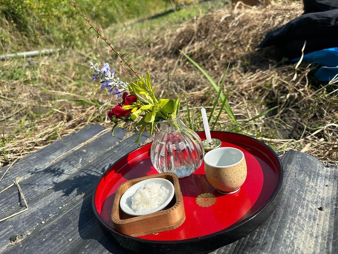 河瀬直美のインスタグラム：「そして稲刈り🌾 今年も手で刈りました！ 1日も大雨、8日も雨、そしてようやく本日は朝から晴れて☀️秋晴れの良い時間となりました！  恒例のBBQ 初参加の子供達の笑顔 よー働いてくれたよ✨  少し人数が少なかったけど みんなクタクタになりながら たのかんさーも喜んでくださってるね。  And so we harvested the rice 🌾 Once again this year, we cut it by hand! The first of the month had heavy rain, the 8th was also rainy, and we finally had a morning that was sunny ☀️ We had a nice time enjoying the clear skies of autumn.  As always, we had the BBQ The smiles of some of the kids who participated for the first time they worked so hard ✨  There were fewer people this year While everyone was worn out the deity of the rice paddy must have been happy!  #稲刈り #天理 #今度は脱穀だぁ #harvestrice  #tenri  #nextishusking」