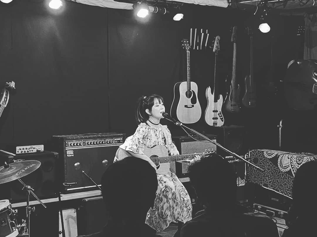 森恵さんのインスタグラム写真 - (森恵Instagram)「初めての石垣島ライブ。 みんなのおかげで幸せな時間になりました。 弾き語りツアーのファイナル、いろんな気持ちが巡って いろんな思い出と共に歌っていました。 またここに帰ってきたいな。  全国のツアーに来てくれたみなさん、 ありがとうございました！！  #弾き語りツアー #ファイナル #石垣島 #すけあくろ」10月15日 19時46分 - morimegumi_official