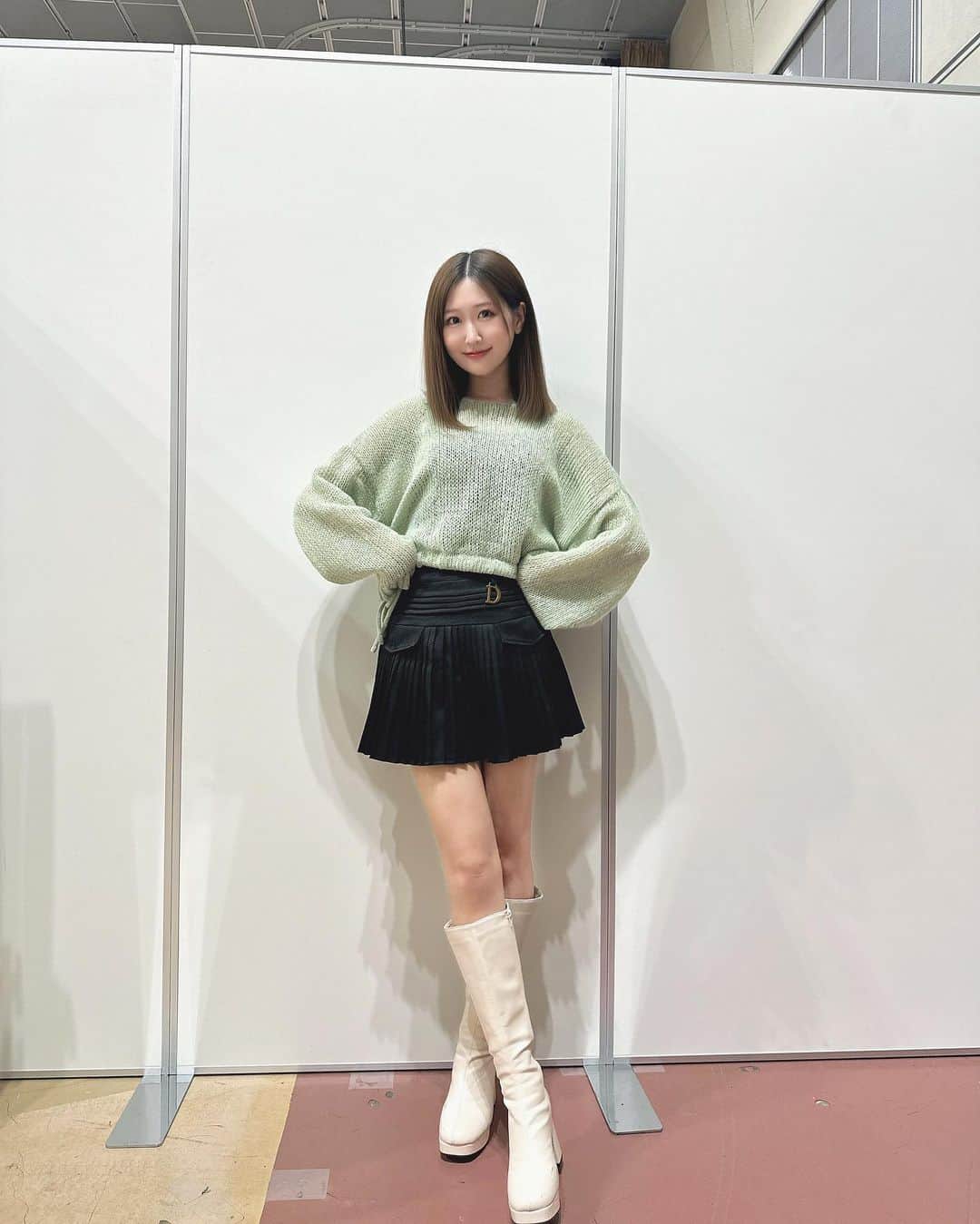 古澤愛のインスタグラム：「お気に入りニット💚🤍  #ootd #dailylook #japan #instagood #오오티디 #데일리룩  #좋아요 #팔로우 #selfie #셀카 #フォロー #00년생 #셀스타그램 #fashion #패션 #옷스타그램 #일본 #메이크업 #ヘアアレンジ #新潟 #archives #ニット #ミニスカート #ロングブーツ」