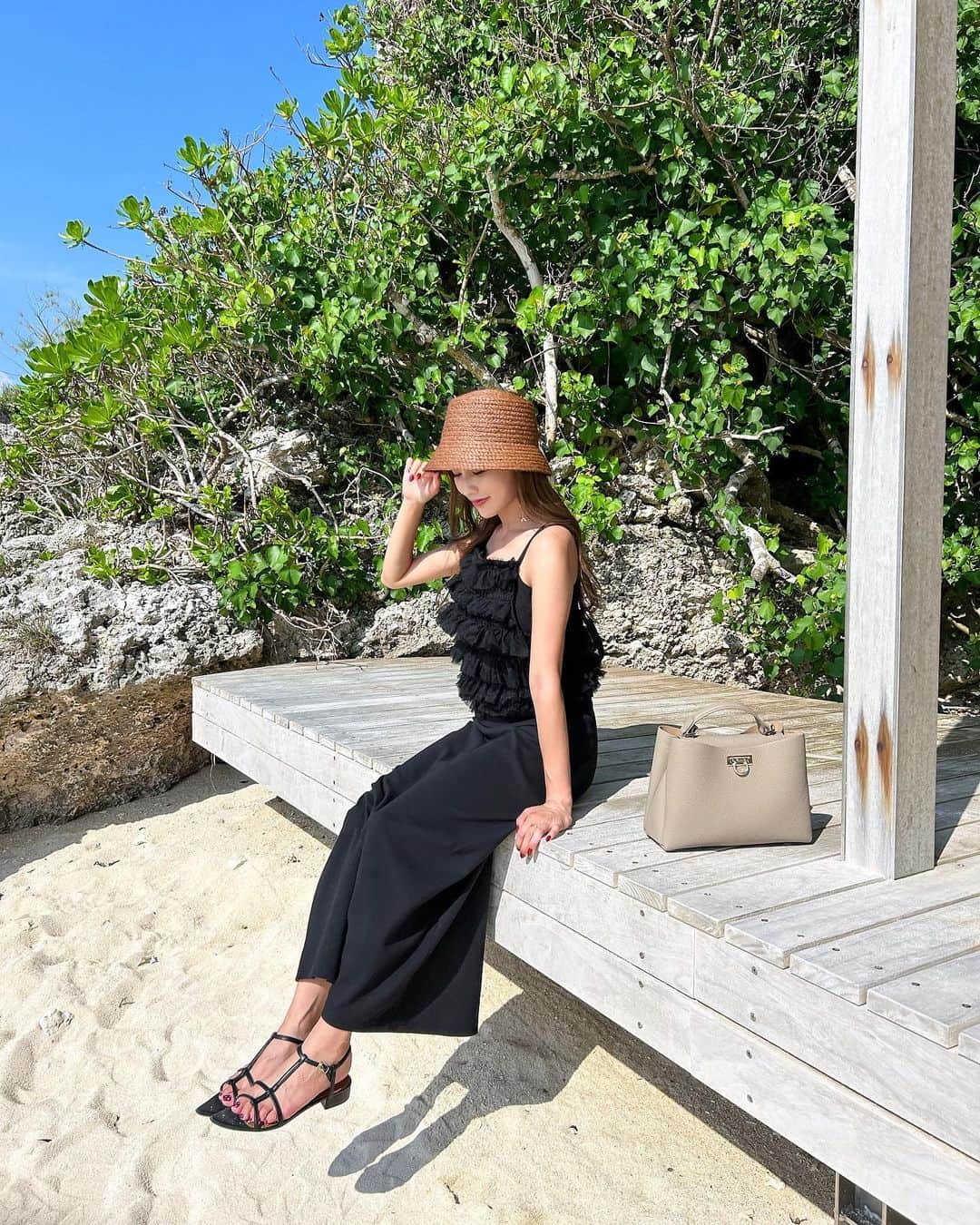 yurishonのインスタグラム：「・ 今回の沖縄旅行でもたくさん活躍した @bag_hayni のバック👜🍃 ⁡ ⁡ 2wayタイプで使えて前後でデザインも 違うから洋服に合わせて変えても可愛いの♡ ⁡ ⁡ それにこのバック持ってると褒められる事 多くて嬉しい〜🤭✨ ⁡ ⁡ #HAYNI #ヘイニ #ハンドバッグ #ショルダーバッグ #本革バッグ #レザーバッグ #おしゃれバッグ #きれいめコーデ #オケージョン #pr」