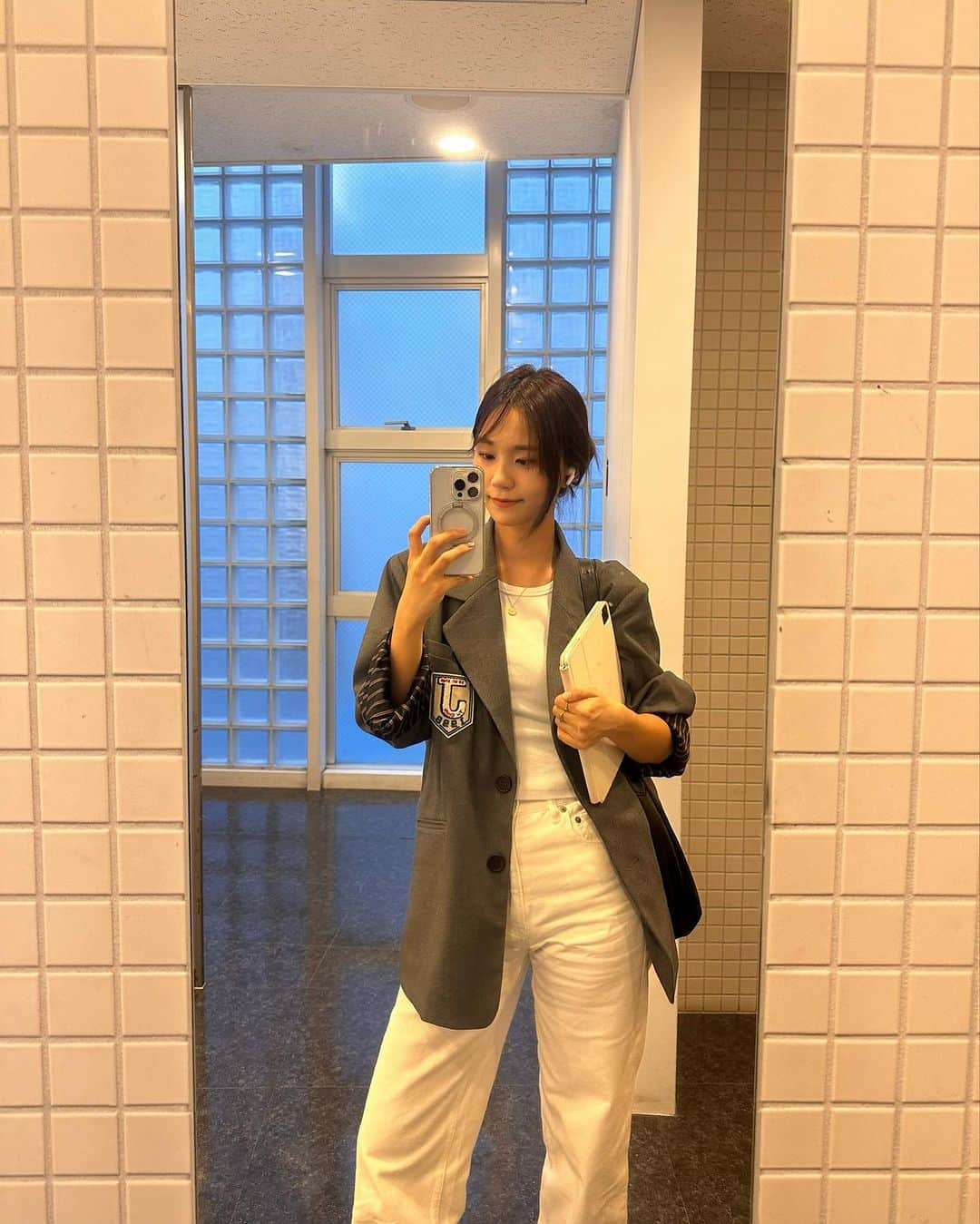 Janeぜうんのインスタグラム：「何合わせてもかわいいAZUL BY MOUSSY @azulbymoussy_official のデニム,,,👖✨スタイルよく見えるから毎日履きたくなる🦦  個人的にはやっぱりジャケットと組むのが一推しでっす🤎  @azulbymoussy_official #azulbymoussy #秋コーデ #ジャケットコーデ #カジュアルコーデ」