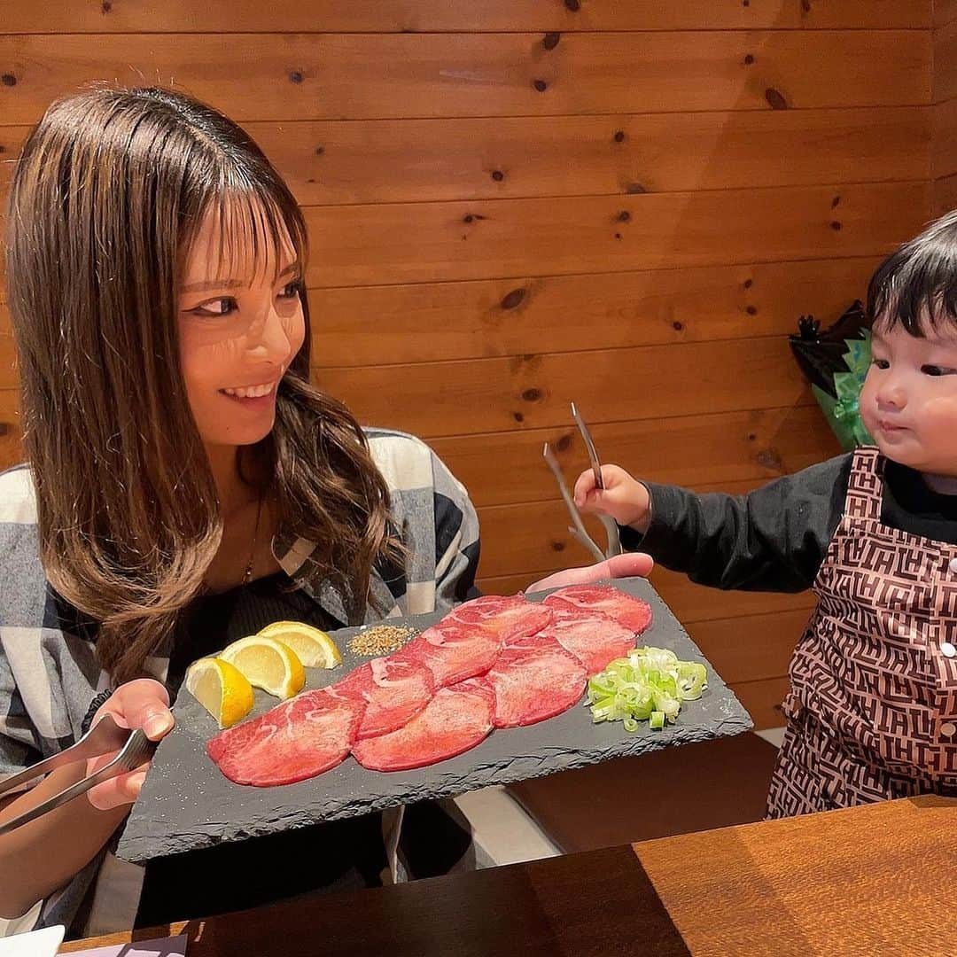 ちひろさんのインスタグラム写真 - (ちひろInstagram)「.  焼肉🥩‪🔥  やっぱりお店で焼肉はいい🫶 おいしい！！♡  @yakiniku_toshigyu88 さん🐮に行ってきたよ！  お肉がほんとに美味しくてパクパク😋  とし牛盛り 上タン塩 3秒ロース 石焼ビビンバ シャーベット  食べてきた✨  全部美味しかったけどその中でもランプってお肉と、3秒ロースが格別⤴︎︎︎  3秒でいいの！？って😳😳😳😳 卵にくるんで食べて口の中で広がる味わい🤯🔥  おいし〜♪̊̈♪̆̈  〆に大好きな石焼ビビンバ！ 石焼きおいしいよね〜  お肉の量もちょうど良くてビビンバも美味しく完食😋さいこう！  最後にデザートも食べて満足♡ パインシャーベット見た目も味もはなまる！💮🍍 サッパリしてて甘くて美味しすぎる！見た目も可愛いし映る😎  小上がりでしかもテレビあってYouTubeなど見せながら食べれるので子供も大人も嬉しい！ゆっくり食べれるよ😊 おほんと美味しくておすすめ！  今月は店内もハロウィン仕様になってるから楽しんでね👻 帰り際にキャラメルポップコーンを子供達（くれて美味しかった🤲´-  てかお姉さんが可愛すぎた👼💕  久しぶり充実した土日だった🫶👨‍👩‍👧‍👦💞  PR @yakiniku_toshigyu88 #焼肉とし牛 #十日町グルメ #十日町ランチ #十日町ディナー #新潟焼肉 #新潟ごはん #3秒ロース #上タン塩 #牛タン #焼肉 #ファッション #コーデ #ファッションコーデ #秋コーデ #ootd #dinner」10月15日 19時59分 - chihiro_grm