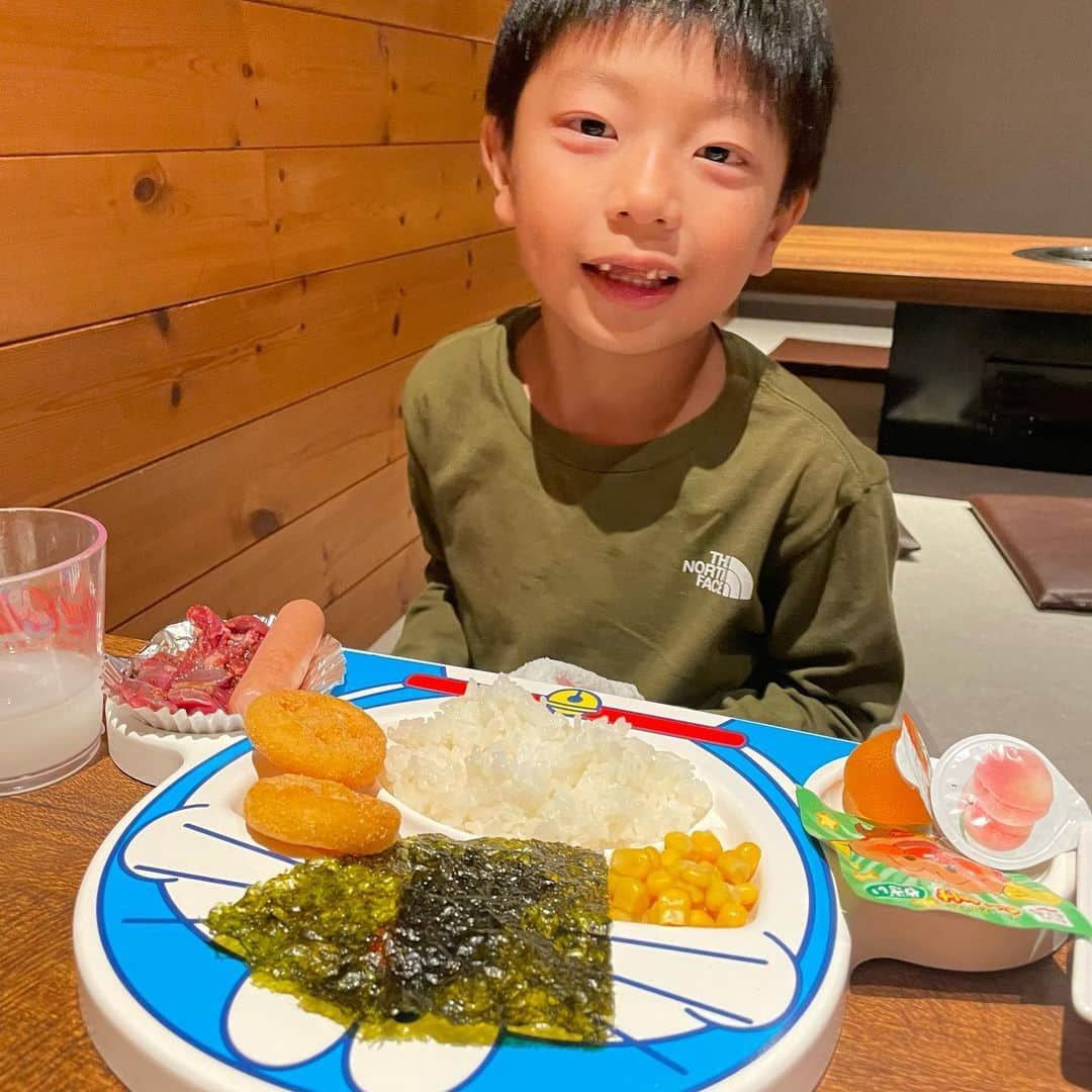 ちひろさんのインスタグラム写真 - (ちひろInstagram)「.  焼肉🥩‪🔥  やっぱりお店で焼肉はいい🫶 おいしい！！♡  @yakiniku_toshigyu88 さん🐮に行ってきたよ！  お肉がほんとに美味しくてパクパク😋  とし牛盛り 上タン塩 3秒ロース 石焼ビビンバ シャーベット  食べてきた✨  全部美味しかったけどその中でもランプってお肉と、3秒ロースが格別⤴︎︎︎  3秒でいいの！？って😳😳😳😳 卵にくるんで食べて口の中で広がる味わい🤯🔥  おいし〜♪̊̈♪̆̈  〆に大好きな石焼ビビンバ！ 石焼きおいしいよね〜  お肉の量もちょうど良くてビビンバも美味しく完食😋さいこう！  最後にデザートも食べて満足♡ パインシャーベット見た目も味もはなまる！💮🍍 サッパリしてて甘くて美味しすぎる！見た目も可愛いし映る😎  小上がりでしかもテレビあってYouTubeなど見せながら食べれるので子供も大人も嬉しい！ゆっくり食べれるよ😊 おほんと美味しくておすすめ！  今月は店内もハロウィン仕様になってるから楽しんでね👻 帰り際にキャラメルポップコーンを子供達（くれて美味しかった🤲´-  てかお姉さんが可愛すぎた👼💕  久しぶり充実した土日だった🫶👨‍👩‍👧‍👦💞  PR @yakiniku_toshigyu88 #焼肉とし牛 #十日町グルメ #十日町ランチ #十日町ディナー #新潟焼肉 #新潟ごはん #3秒ロース #上タン塩 #牛タン #焼肉 #ファッション #コーデ #ファッションコーデ #秋コーデ #ootd #dinner」10月15日 19時59分 - chihiro_grm