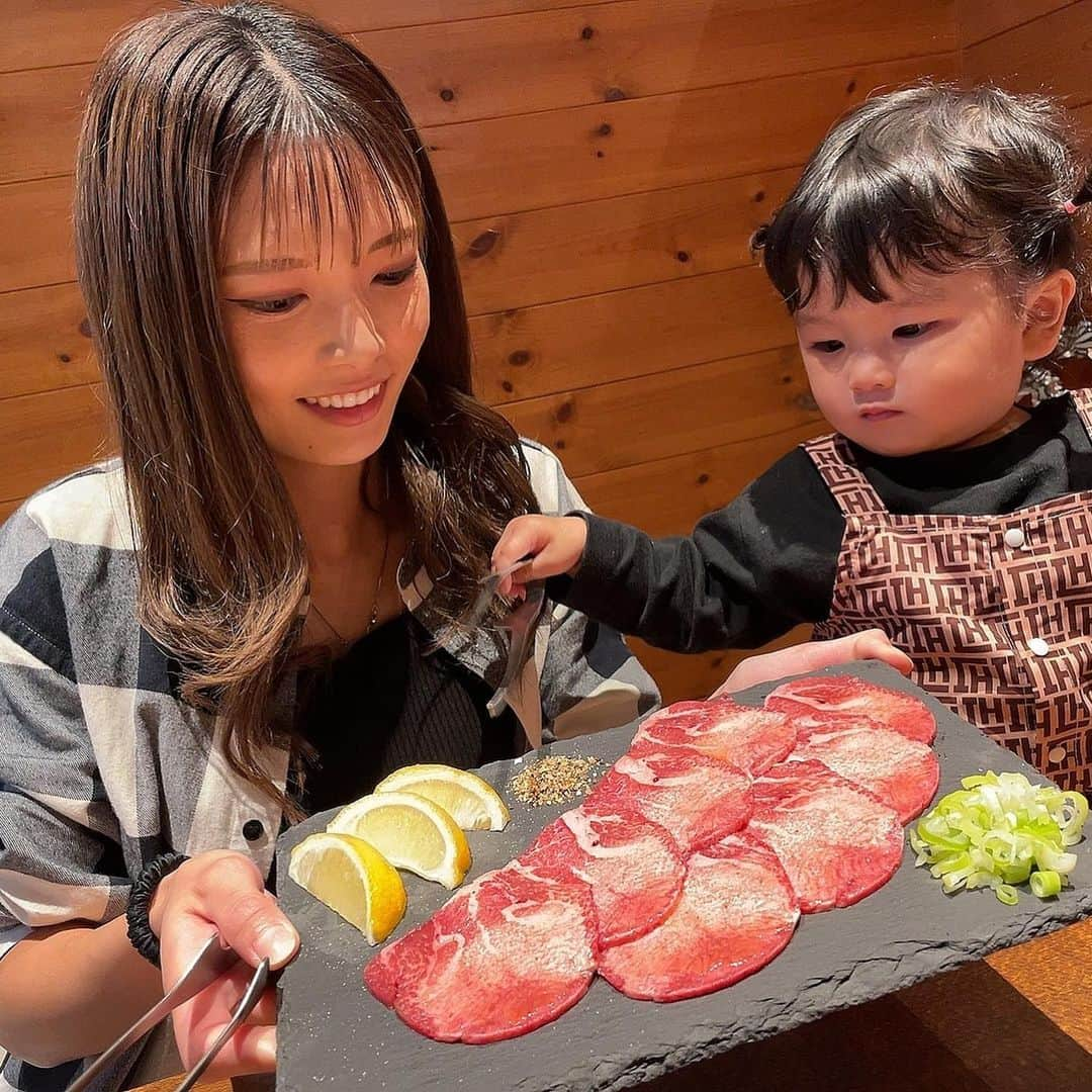 ちひろさんのインスタグラム写真 - (ちひろInstagram)「.  焼肉🥩‪🔥  やっぱりお店で焼肉はいい🫶 おいしい！！♡  @yakiniku_toshigyu88 さん🐮に行ってきたよ！  お肉がほんとに美味しくてパクパク😋  とし牛盛り 上タン塩 3秒ロース 石焼ビビンバ シャーベット  食べてきた✨  全部美味しかったけどその中でもランプってお肉と、3秒ロースが格別⤴︎︎︎  3秒でいいの！？って😳😳😳😳 卵にくるんで食べて口の中で広がる味わい🤯🔥  おいし〜♪̊̈♪̆̈  〆に大好きな石焼ビビンバ！ 石焼きおいしいよね〜  お肉の量もちょうど良くてビビンバも美味しく完食😋さいこう！  最後にデザートも食べて満足♡ パインシャーベット見た目も味もはなまる！💮🍍 サッパリしてて甘くて美味しすぎる！見た目も可愛いし映る😎  小上がりでしかもテレビあってYouTubeなど見せながら食べれるので子供も大人も嬉しい！ゆっくり食べれるよ😊 おほんと美味しくておすすめ！  今月は店内もハロウィン仕様になってるから楽しんでね👻 帰り際にキャラメルポップコーンを子供達（くれて美味しかった🤲´-  てかお姉さんが可愛すぎた👼💕  久しぶり充実した土日だった🫶👨‍👩‍👧‍👦💞  PR @yakiniku_toshigyu88 #焼肉とし牛 #十日町グルメ #十日町ランチ #十日町ディナー #新潟焼肉 #新潟ごはん #3秒ロース #上タン塩 #牛タン #焼肉 #ファッション #コーデ #ファッションコーデ #秋コーデ #ootd #dinner」10月15日 19時59分 - chihiro_grm