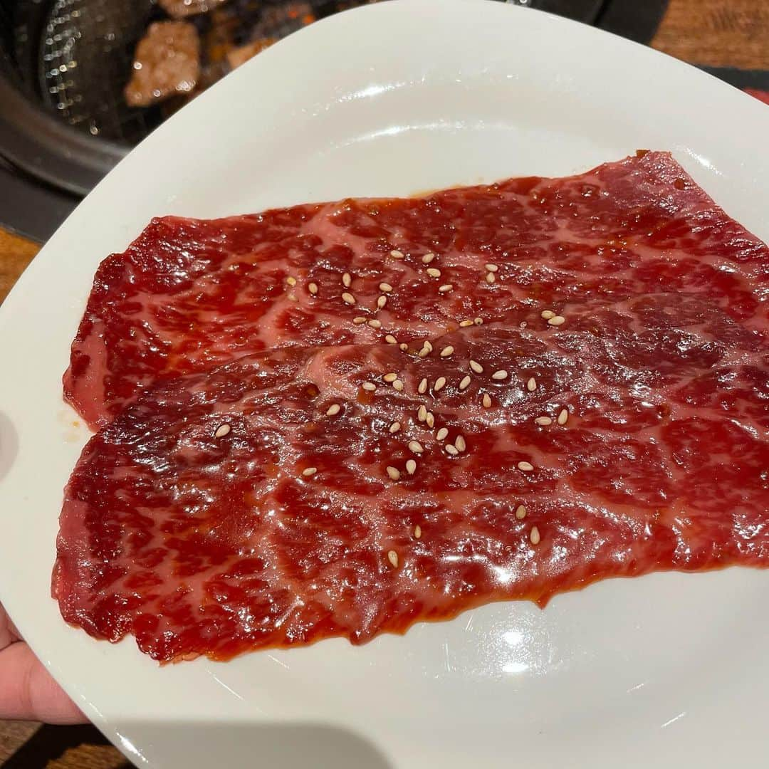 ちひろさんのインスタグラム写真 - (ちひろInstagram)「.  焼肉🥩‪🔥  やっぱりお店で焼肉はいい🫶 おいしい！！♡  @yakiniku_toshigyu88 さん🐮に行ってきたよ！  お肉がほんとに美味しくてパクパク😋  とし牛盛り 上タン塩 3秒ロース 石焼ビビンバ シャーベット  食べてきた✨  全部美味しかったけどその中でもランプってお肉と、3秒ロースが格別⤴︎︎︎  3秒でいいの！？って😳😳😳😳 卵にくるんで食べて口の中で広がる味わい🤯🔥  おいし〜♪̊̈♪̆̈  〆に大好きな石焼ビビンバ！ 石焼きおいしいよね〜  お肉の量もちょうど良くてビビンバも美味しく完食😋さいこう！  最後にデザートも食べて満足♡ パインシャーベット見た目も味もはなまる！💮🍍 サッパリしてて甘くて美味しすぎる！見た目も可愛いし映る😎  小上がりでしかもテレビあってYouTubeなど見せながら食べれるので子供も大人も嬉しい！ゆっくり食べれるよ😊 おほんと美味しくておすすめ！  今月は店内もハロウィン仕様になってるから楽しんでね👻 帰り際にキャラメルポップコーンを子供達（くれて美味しかった🤲´-  てかお姉さんが可愛すぎた👼💕  久しぶり充実した土日だった🫶👨‍👩‍👧‍👦💞  PR @yakiniku_toshigyu88 #焼肉とし牛 #十日町グルメ #十日町ランチ #十日町ディナー #新潟焼肉 #新潟ごはん #3秒ロース #上タン塩 #牛タン #焼肉 #ファッション #コーデ #ファッションコーデ #秋コーデ #ootd #dinner」10月15日 19時59分 - chihiro_grm