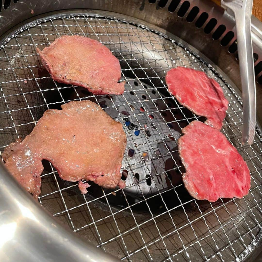 ちひろさんのインスタグラム写真 - (ちひろInstagram)「.  焼肉🥩‪🔥  やっぱりお店で焼肉はいい🫶 おいしい！！♡  @yakiniku_toshigyu88 さん🐮に行ってきたよ！  お肉がほんとに美味しくてパクパク😋  とし牛盛り 上タン塩 3秒ロース 石焼ビビンバ シャーベット  食べてきた✨  全部美味しかったけどその中でもランプってお肉と、3秒ロースが格別⤴︎︎︎  3秒でいいの！？って😳😳😳😳 卵にくるんで食べて口の中で広がる味わい🤯🔥  おいし〜♪̊̈♪̆̈  〆に大好きな石焼ビビンバ！ 石焼きおいしいよね〜  お肉の量もちょうど良くてビビンバも美味しく完食😋さいこう！  最後にデザートも食べて満足♡ パインシャーベット見た目も味もはなまる！💮🍍 サッパリしてて甘くて美味しすぎる！見た目も可愛いし映る😎  小上がりでしかもテレビあってYouTubeなど見せながら食べれるので子供も大人も嬉しい！ゆっくり食べれるよ😊 おほんと美味しくておすすめ！  今月は店内もハロウィン仕様になってるから楽しんでね👻 帰り際にキャラメルポップコーンを子供達（くれて美味しかった🤲´-  てかお姉さんが可愛すぎた👼💕  久しぶり充実した土日だった🫶👨‍👩‍👧‍👦💞  PR @yakiniku_toshigyu88 #焼肉とし牛 #十日町グルメ #十日町ランチ #十日町ディナー #新潟焼肉 #新潟ごはん #3秒ロース #上タン塩 #牛タン #焼肉 #ファッション #コーデ #ファッションコーデ #秋コーデ #ootd #dinner」10月15日 19時59分 - chihiro_grm