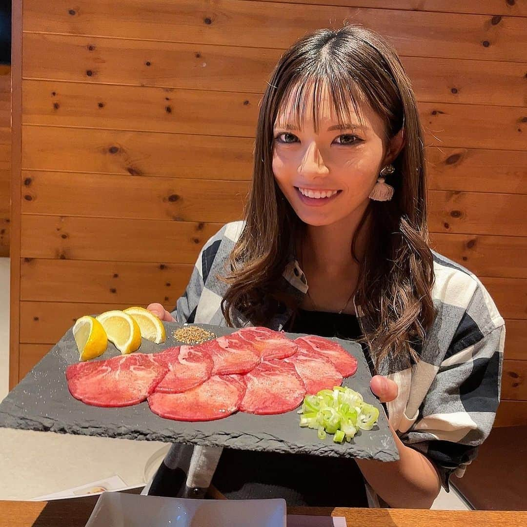 ちひろさんのインスタグラム写真 - (ちひろInstagram)「.  焼肉🥩‪🔥  やっぱりお店で焼肉はいい🫶 おいしい！！♡  @yakiniku_toshigyu88 さん🐮に行ってきたよ！  お肉がほんとに美味しくてパクパク😋  とし牛盛り 上タン塩 3秒ロース 石焼ビビンバ シャーベット  食べてきた✨  全部美味しかったけどその中でもランプってお肉と、3秒ロースが格別⤴︎︎︎  3秒でいいの！？って😳😳😳😳 卵にくるんで食べて口の中で広がる味わい🤯🔥  おいし〜♪̊̈♪̆̈  〆に大好きな石焼ビビンバ！ 石焼きおいしいよね〜  お肉の量もちょうど良くてビビンバも美味しく完食😋さいこう！  最後にデザートも食べて満足♡ パインシャーベット見た目も味もはなまる！💮🍍 サッパリしてて甘くて美味しすぎる！見た目も可愛いし映る😎  小上がりでしかもテレビあってYouTubeなど見せながら食べれるので子供も大人も嬉しい！ゆっくり食べれるよ😊 おほんと美味しくておすすめ！  今月は店内もハロウィン仕様になってるから楽しんでね👻 帰り際にキャラメルポップコーンを子供達（くれて美味しかった🤲´-  てかお姉さんが可愛すぎた👼💕  久しぶり充実した土日だった🫶👨‍👩‍👧‍👦💞  PR @yakiniku_toshigyu88 #焼肉とし牛 #十日町グルメ #十日町ランチ #十日町ディナー #新潟焼肉 #新潟ごはん #3秒ロース #上タン塩 #牛タン #焼肉 #ファッション #コーデ #ファッションコーデ #秋コーデ #ootd #dinner」10月15日 19時59分 - chihiro_grm