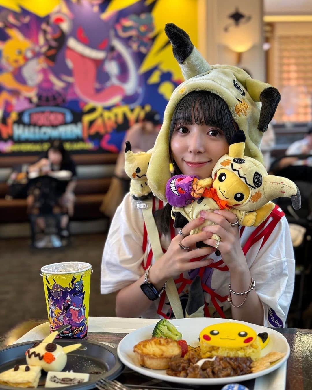 大場はるかのインスタグラム：「【強ヲタっぷりの格好見て】 ミミッキュに会いに大阪に…💚  ショーはミミッキュを間近で感じたくて課金して最前に💰💰💰  もうもうもう凄かった🎃🎃推しがリズムに合わせて踊ってるだけで 涙が出そうだった(出てない)  選抜にミミッキュを入れてくれた人に拍手👏  曲も良すぎて、もし第二弾があるのなら今度は大場も歌詞作りに参加したい(？)  遠征しようって思わせてくれる推しメンって偉大だし大事だし大切だし。だいすぴー👻  続きます！！！！！！！  #お兄ちゃん目線 #ポケモンジャンピンハロウィーンパーティ  #pokemon」